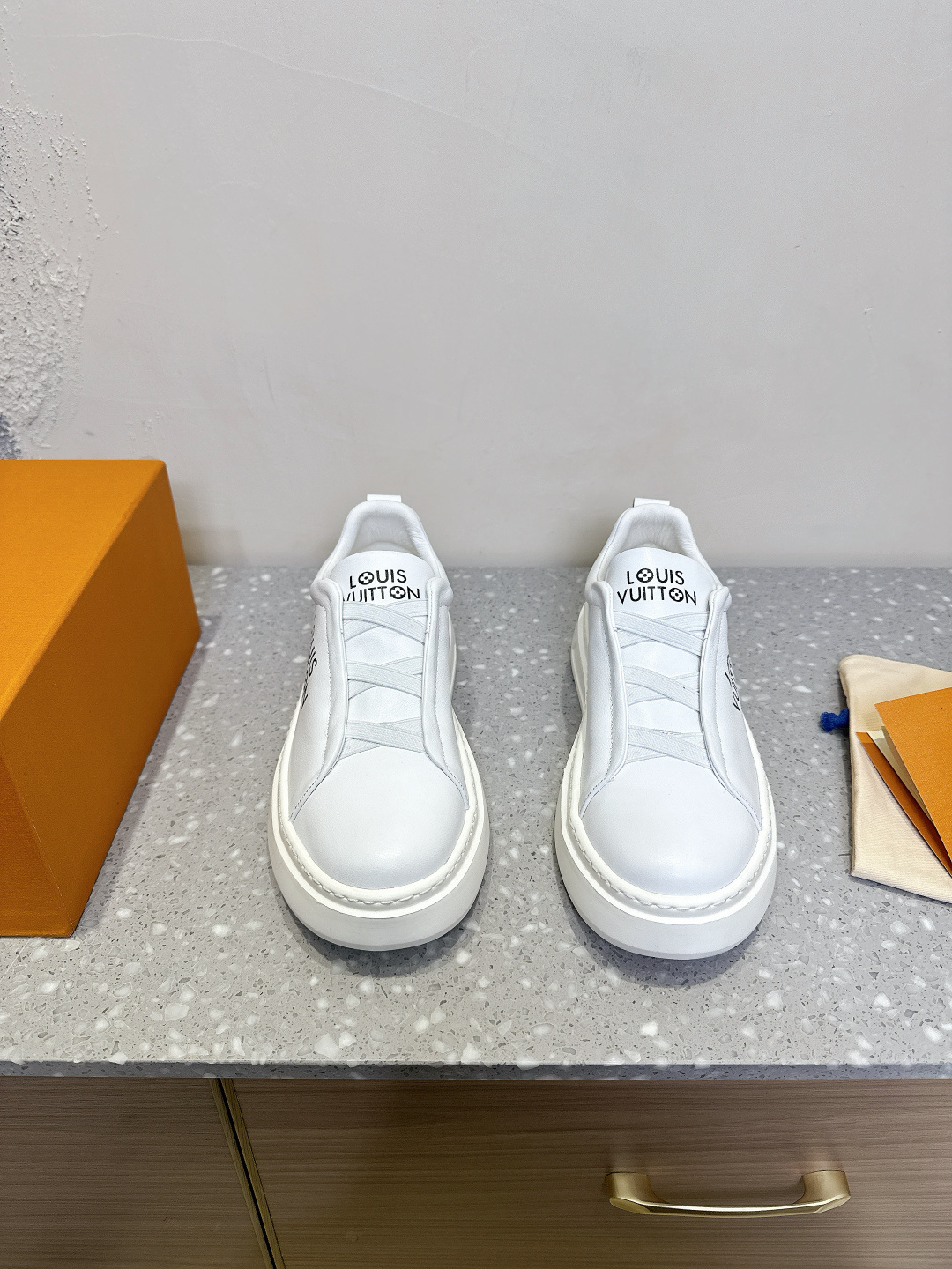 NO:226316,Leather (for men's models) Louis Vuitton 25ss new Louis Vuitton, white shoes, casual shoes, sneakers, original 9650 purchase, developed and made, donkey brand LV Louis Vuitton specially presented the first environmentally friendly couple's shoes for the traditional Chinese festival of Chinese Valentine's Day. Charlie and Squad sneakers. Side-only LV logo. Customized jacquard fabric. The heel is prestigious. The laces and tongue patches are made of recyclable ECONYL recycled nylon. The delivery counter is exquisitely packaged. Fabric: original customized imported cowhide. Inner mesh is breathable. Sole original molded TPU foamed sole. Size39-44 (38.45.46 custom-made, non-return and exchange), casual shoes/sports, louis vuitton, louis vuitton, louis  vuitton, louis vuitton,sneakers,cowhide19860909皮面（限男款）Louis Vuitton 25ss新款 路易威登 小白鞋 休闲鞋 运动鞋 原版9650 购入 开发做货,驴牌LV路易威登为中国传统七夕节特别呈献首款环保设计情侣鞋Charlie 与Squad运动鞋 侧身超大LV logo 鞋舌定制提花面料 后跟老花设计也很醒目,鞋带和鞋舌贴饰均由可循环利用的ECONYL再生尼龙制成 配送专柜精美包装 面料: 原版定制进口牛皮 内里网面透气内 鞋底原版开模TPU发泡大底 Size39-44（38.45.46订做不退换）,休闲鞋/运动鞋,louis vuitton,louis vuitton,louis vuitton,louis vuitton,sneakers,cowhide,Women's Shoes