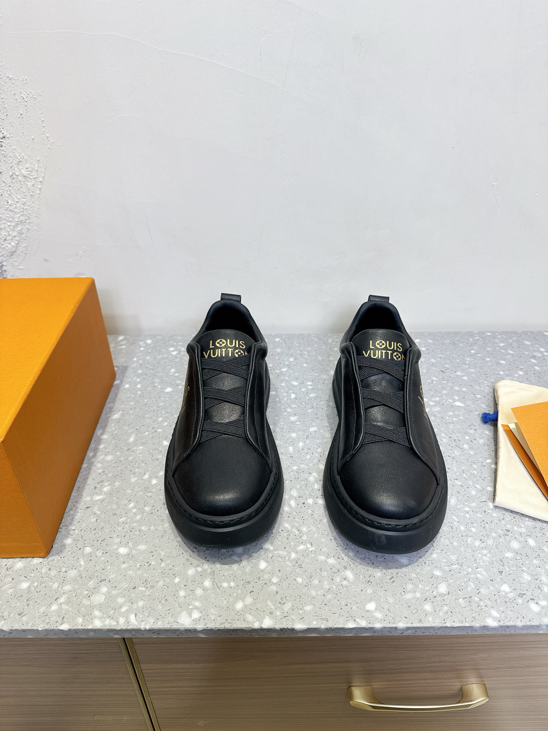 NO:226320,Leather (for men's models) Louis Vuitton 25ss new Louis Vuitton, white shoes, casual shoes, sneakers, original 9650 purchase, developed and made, donkey brand LV Louis Vuitton specially presented the first environmentally friendly couple's shoes for the traditional Chinese festival of Chinese Valentine's Day. Charlie and Squad sneakers. Side-only LV logo. Customized jacquard fabric. Heel presbyopia design is also eye-catching. The laces and tongue patches are made of recyclable ECONYL recycled nylon. The delivery counter is exquisitely packaged. Fabric: original customized imported cowhide. Inner mesh is breathable. Sole original molded TPU foamed sole. Size39-44 (38.45.46 custom-made, no return or exchange), casual shoes/sports, louis vuitton, louis vuitton, louis  vuitton, louis vuitton,sneakers,cowhide19860909皮面（限男款）Louis Vuitton 25ss新款 路易威登 小白鞋 休闲鞋 运动鞋 原版9650 购入 开发做货,驴牌LV路易威登为中国传统七夕节特别呈献首款环保设计情侣鞋Charlie 与Squad运动鞋 侧身超大LV logo 鞋舌定制提花面料 后跟老花设计也很醒目,鞋带和鞋舌贴饰均由可循环利用的ECONYL再生尼龙制成 配送专柜精美包装 面料:原版定制进口牛皮 内里网面透气内 鞋底原版开模TPU发泡大底 Size39-44（38.45.46订做不退换）,休闲鞋/运动鞋,louis vuitton,louis vuitton,louis vuitton,louis vuitton,sneakers,cowhide,Women's Shoes