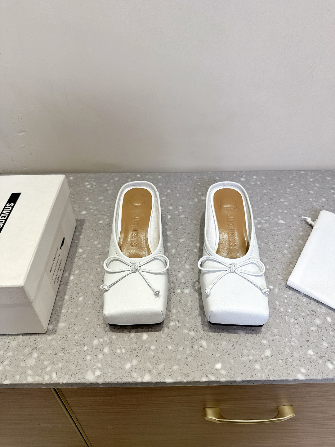 NO:226296,Leather Jacquemus niche trendy brand 25ss spring and summer new style, bow, square toe shoes, single shoes, semi-trailed square toe design is really fashionable!  A small match is no problem!  Coquettish love has no boxy heads, a must-have for fashionable talent!  The popular square head design and fennel style are personalized and playful and cute. The fabric is made of original imported cowhide, inner foot pad sheepskin, original custom leather sole, size 35-39 (40.41 customization, no return or replacement), single shoes, cowhide, sheepskin, Leather soles19860909皮面Jacquemus 小众潮牌25ss春夏新款 蝴蝶结 方头鞋 单鞋 半拖 方头设计真的好时髦！ 小搭配不在话下！可可爱爱没有脑袋四方方的 时髦精必入的一款！ 流行的方头设计和茴蕾风碰撞则个性,俏皮可爱 面料采用原版进口牛皮 内里垫脚羊皮 鞋底原版定制真皮大底 尺码35-39(40.41定制不退不换),单鞋,cowhide,sheepskin,Leather soles,Women's Shoes