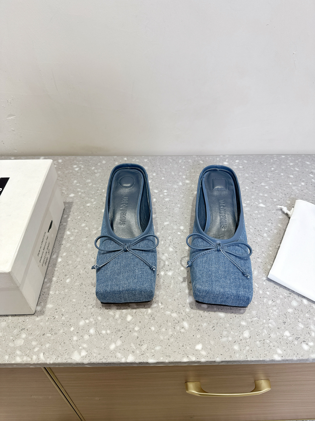 NO:226300,Denim Jacquemus niche trendy brand 25ss spring and summer new style, bow, square toe shoes, single shoes, semi-trailed square toe design is really fashionable!  A small match is no problem!  Coquettish love has no boxy heads, a must-have for fashionable talent!  The popular square head design and fennel style are personalized and playful and cute. The fabric is made of original imported cowhide, inner foot pad sheepskin, original custom leather sole, size 35-39 (40.41 customization, no return or replacement), single shoes, cowhide, sheepskin, Leather soles19860909牛仔布Jacquemus 小众潮牌25ss春夏新款 蝴蝶结 方头鞋 单鞋 半拖 方头设计真的好时髦！ 小搭配不在话下！可可爱爱没有脑袋四方方的 时髦精必入的一款！ 流行的方头设计和茴蕾风碰撞则个性,俏皮可爱 面料采用原版进口牛皮 内里垫脚羊皮 鞋底原版定制真皮大底 尺码35-39(40.41定制不退不换),单鞋,cowhide,sheepskin,Leather soles,Women's Shoes