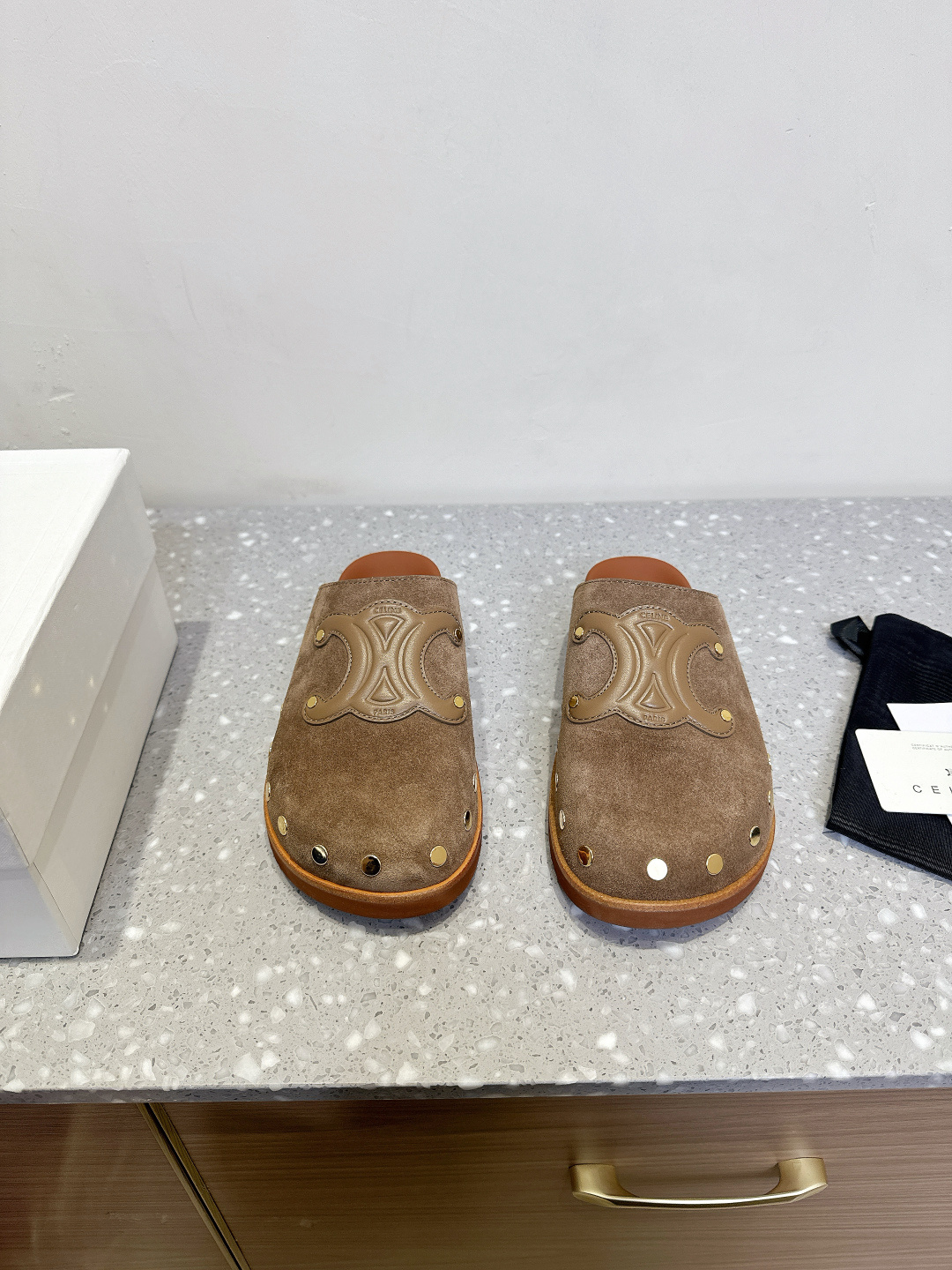 NO:391426,Celine Arc de Triomphe 25ss spring and summer new Birkenton Baotou drag, full of high-end feel, Internet celebrity ins grass planting artifact, very retro style, full of aura, very novel design style, high-end and very comfortable. The imprinted celine logo highlights the brand charm. Original imported suede fabric, inner foot mat wool, large sole original ultra-light foaming large sole Size35-40 (40 custom made without return or exchange), semi-drag, celine, celine, chamois leather19860909Celine 赛琳 凯旋门 25ss春夏新款 勃肯 包头拖 高级感十足 网红ins种草神器、非常复古风、气场十足单品、设计风格非常新颖、高档且非常舒适. 压印celine标志彰显品牌魅力 面料原版进口麂皮 内里垫脚羊毛 大底原版超轻发泡大底 Size35-40（40定做不退换）,半拖,celine,celine,chamois leather,Women's Shoes