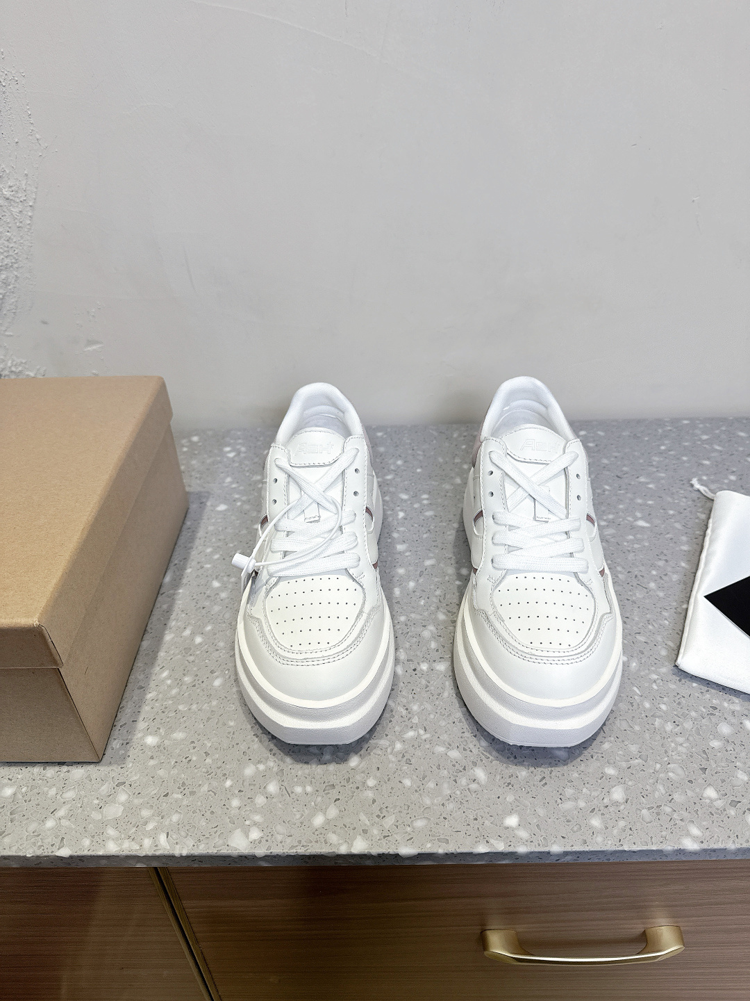 NO:391434,ASH niche trendy brand 25ss early spring new style thick sole height-enhancing casual shoes small white shoes panda shoes ASH sustainability fashion new environmentally friendly material 'new' fashion 'type' chapter series, symmetrical punching design upper punching helps the shoe body breathable and comfortable shoe body lines are simple, clear and non-slip rubber sole, and it is not easy to slip when walking. Soft and breathable inner mesh soft and comfortable tanned material implements environmental protection concept. The upper is imported cowhide/Niujing inner foot pad sheepskin heel height 6.5cm sole original customized foam rubber outsole Size35-39 (40 custom made without return and exchange), casual shoes/sports shoes, sneakers, cowhide, sheepskin19860909ASH 小众潮牌 25ss早春新款 厚底 增高休闲鞋 小白鞋 熊猫鞋 ASH可持续性时尚新型环保材质“新”时尚“型”篇章系列, 对称式冲孔设计鞋面冲孔助力鞋身透气舒爽鞋身线条简约, 清晰防滑纹路橡胶大底,行走不易打滑. 舒软透气内里网面柔软舒适无铭鞣材质贯彻环保理念. 鞋面原版进口牛皮/牛京 内里垫脚羊皮 跟高6.5cm 鞋底原版定制发泡橡胶大底 Size35-39（40定做不退换）,休闲鞋/运动鞋,sneakers,cowhide,sheepskin,Women's Shoes