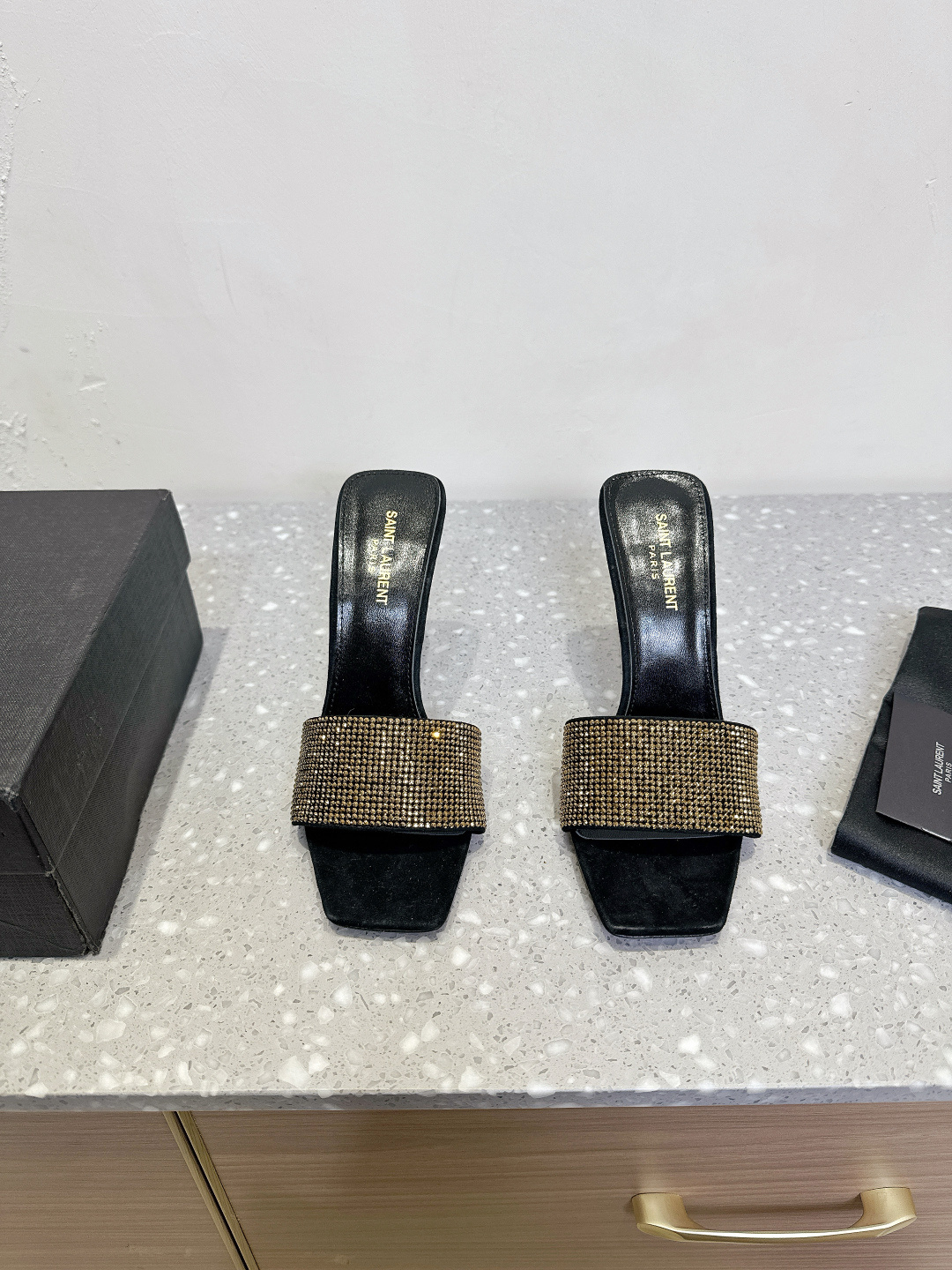 NO:258996,Saint Laurent 25ss Spring and Summer New Style, One-Strip, Rhinestone, High Heel, Slippers, Rhinestone, Pearl Heel, High Heel, Brightening Rhinestone, Elegant and Age-reducing Princess's atmosphere full of fairy spirit!  The upper is made of original custom rhinestones, inner footbed, heel height 10.5cm, original Italian imported leather sole Size35-39 (40.41 custom made without return), high heels, saint laurent, saint laurent, sandals, high heels, slippers, sheepskin, Leather soles19860909Saint Laurent 圣罗兰 25ss春夏新款 经一字带 水钻 高跟 拖鞋 水钻珍珠跟高跟凉鞋 璀璨夺目的水钻 优雅减龄 仙气满满的公主氛围！ 鞋面采用原版定制水钻 内里垫脚粒面羊皮 跟高10.5cm 鞋底原版意大利进口真皮大底 Size35-39（40.41定做不退换）,高跟鞋,saint laurent,saint laurent,sandals,high heels,slippers,sheepskin,Leather soles,Women's Shoes