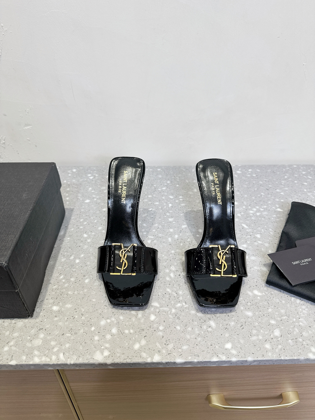 NO:258994,Saint Laurent 25ss Spring and Summer New Style, One-Strip, High Heels, Slippers, Rhinestone Pearl Heels, High Heels, Brightening Rhinestones, Elegant and Age-reducing Princess's atmosphere full of fairy spirit!  The upper is made of original custom cowhide, inner footbed grain sheepskin, heel height 10.5cm, original Italian imported leather sole Size35-39 (40.41 custom made without return or exchange), high heels, saint laurent, saint laurent, sandals, high heels, slippers, cowhide, sheepskin, Leather soles19860909Saint Laurent 圣罗兰 25ss春夏新款 经一字带 高跟 拖鞋 水钻珍珠跟高跟凉鞋 璀璨夺目的水钻 优雅减龄 仙气满满的公主氛围！ 鞋面采用原版定制牛皮 内里垫脚粒面羊皮 跟高10.5cm 鞋底原版意大利进口真皮大底 Size35-39（40.41定做不退换）,高跟鞋,saint laurent,saint laurent,sandals,high heels,slippers,cowhide,sheepskin,Leather soles,Women's Shoes