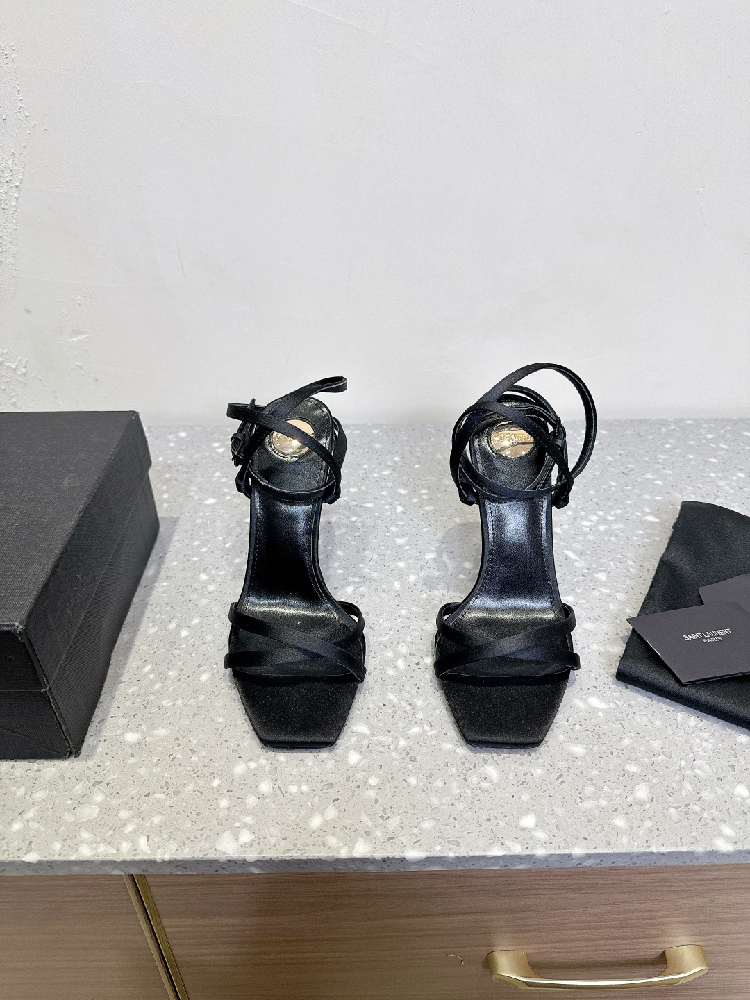 NO:258989,Saint Laurent 25ss Spring and Summer New Style Strap High Heel Sandals Rhinestone Pearl Heel High Heel Sandals Brightening Rhinestones Elegant and Age-reducing Princess's atmosphere full of fairy spirit!  The upper is made of original custom cowhide, inner footbed grain sheepskin, heel height 10.5cm, original Italian imported leather sole Size35-39 (40.41 custom made without return), high heels, saint laurent, saint laurent, sandals, high heels, cowhide, sheepskin, Leather soles19860909Saint Laurent 圣罗兰 25ss春夏新款 绑带 高跟 凉鞋 水钻珍珠跟高跟凉鞋 璀璨夺目的水钻 优雅减龄 仙气满满的公主氛围！ 鞋面采用原版定制牛皮 内里垫脚粒面羊皮 跟高10.5cm 鞋底原版意大利进口真皮大底 Size35-39（40.41定做不退换）,高跟鞋,saint laurent,saint laurent,sandals,high heels,cowhide,sheepskin,Leather soles,Women's Shoes