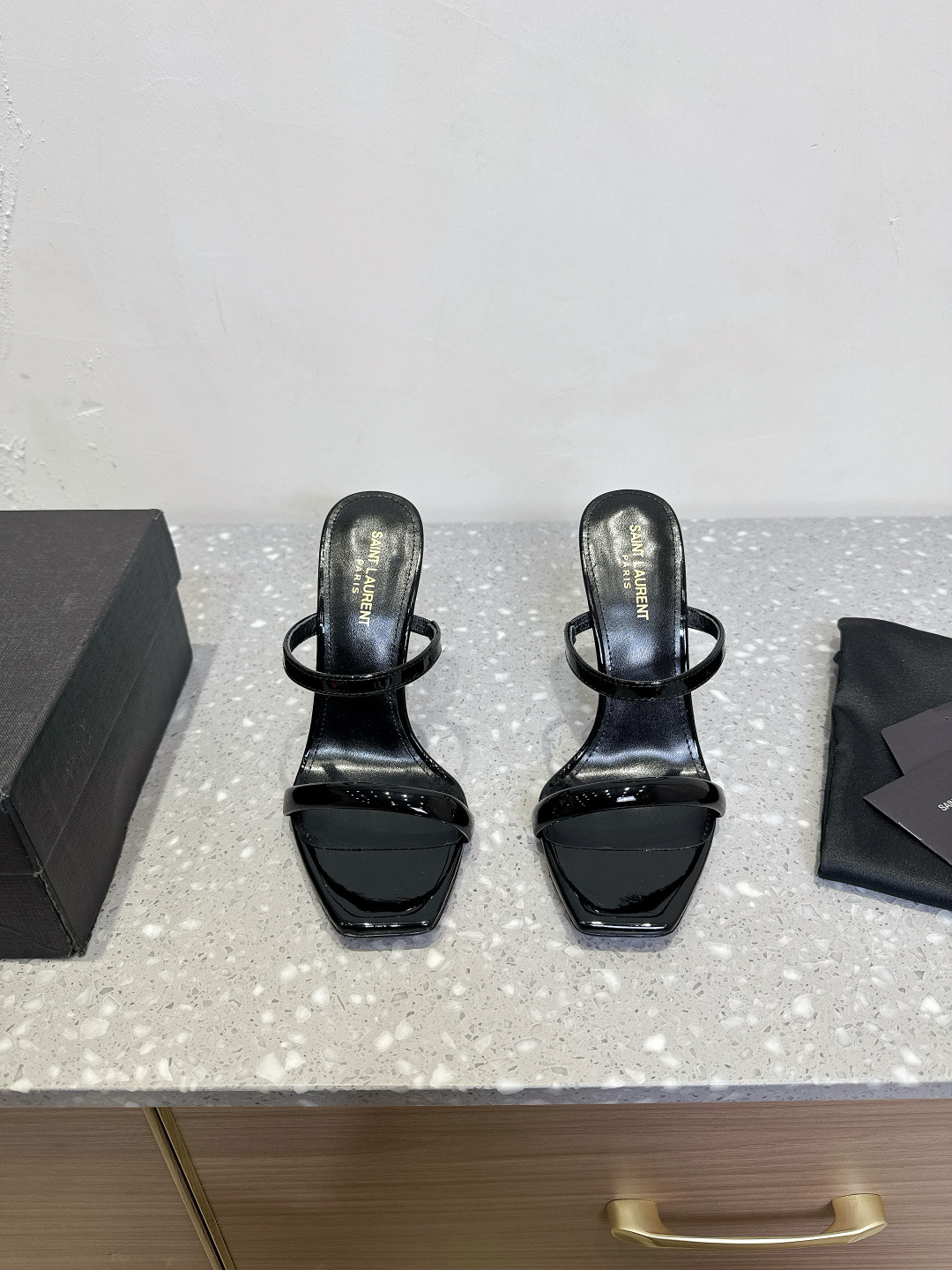 NO:258991,Saint Laurent 25ss Spring and Summer New Style, One-Strip, High Heels, Rhinestone Pearl Heels, High Heels, Brightening Rhinestones, Elegant and Age-reducing Princess's atmosphere!  The upper is made of original custom cowhide, inner footbed grain sheepskin, heel height 10.5cm, original Italian imported leather sole Size35-39 (40.41 custom made without return), high heels, saint laurent, saint laurent, sandals, high heels, cowhide, sheepskin, Leather soles19860909Saint Laurent 圣罗兰 25ss春夏新款 一字带 高跟鞋 水钻珍珠跟高跟凉鞋 璀璨夺目的水钻 优雅减龄 仙气满满的公主氛围！ 鞋面采用原版定制牛皮 内里垫脚粒面羊皮 跟高10.5cm 鞋底原版意大利进口真皮大底 Size35-39（40.41定做不退换）,高跟鞋,saint laurent,saint laurent,sandals,high heels,cowhide,sheepskin,Leather soles,Women's Shoes