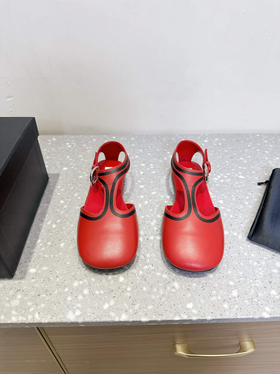 NO:255366,Jil sander niche trendy brand 25ss spring and summer new style, flat-soled round toe, doll shoes, and bag-toe sandals. This brand really likes it very much!  Simple, fashionable, trendy and versatile, with a round head design that is so cute that it is explosive!  A must-have for shopping and work every day!  Fairies, hurry up and buy a pair!  The upper is made of original mixed-bred sheepskin, inner footbed sheepskin, original Italian imported leather outsole, size 35-40 (40 customized, no return or exchange), single shoes, jil sander, sandals, sheepskin, Leather soles19860909Jil sander 小众潮牌 25ss春夏新款 平底圆头 娃娃鞋 包头凉鞋 这个牌子真的超喜欢超喜欢超喜欢！ 简约 时尚 潮流 百搭集于一身,圆头设计简上脚可爱到爆炸！日常逛街上班必备！ 仙女们赶紧入手一双吧！ 鞋面采用原版混种羊皮 内里垫脚羊皮 鞋底原版意大利进口真皮大底 码数35-40（40订做不退换）,单鞋,jil sander,sandals,sheepskin,Leather soles,Women's Shoes