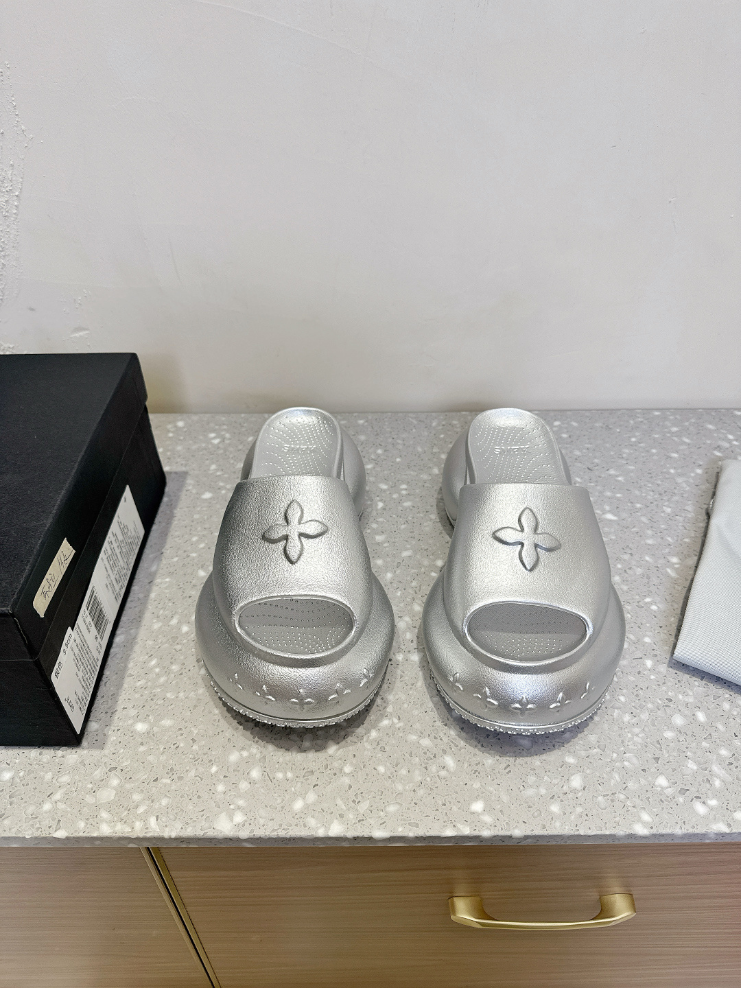 NO:255358,(7.5cm) SMFK(Tide) Spring and summer latest, thick-soled cross, slippers, king-hit series, versatile minimalist national trend, the new work inherits many popular elements of the brand's winning trend, and is bound to be very popular!  I really like it as I look at it!  The blessing of short babies!  Directly extend the body proportions!  Customized fabric original EVA integrated molding, original custom rubber outsole, heel height 7.5cm/9.5cm, size 35-39 (40. Customized, no return or exchange), slippers, slippers19860909（7.5cm）SMFK(Tide) 春夏最新 厚底十字花 拖鞋 王炸爆款系列 百搭的极简风国潮,新作继承了诸多品牌制胜的流行元素,势必大热！ 真的是很耐看越看越喜欢！矮个子宝宝的福音！直接拉长身材比例！ 面料定制原版EVA一体成型 大底原版定制橡胶大底 跟高7.5cm/9.5cm 码数35-39（40.定制不退换）,拖鞋,slippers,Women's Shoes