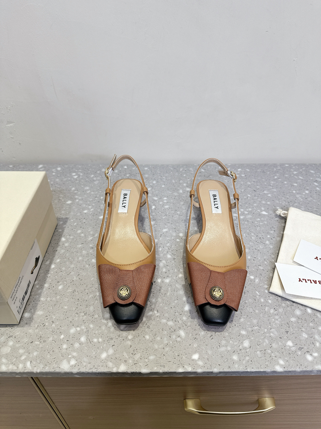 NO:255385,Bally 25ss Spring and Summer New Style, Webbing Bow, Buckle, Thick Heel, Sandals. The style is novel and unique, with a square head design. It is equipped with the latest Ball* letter buckle design to highlight the brand logo. The upper is soft and comfortable with mixed-bred sheepskin, with a flat and thick heel design, allowing you to choose any choice!  The upper is made of original imported mixed-bred sheepskin, inner foot padded sheepskin, heel height 3.5cm, original Italian imported original leather outsole, size 35-40 (40 custom made without return or exchange), sandals, sandals, sheepskin, Leather soles19860909Bally 芭利 25ss春夏新款 织带蝴蝶结 扣饰 粗跟 凉鞋 款式新颖别致,采用方形头型设计 配以最新Ball*字母扣搭设计突出品牌标识 鞋面采用混子混种羊皮柔软舒适,平底和粗跟的设计,让你任意选择！ 鞋面采用原版进口混种羊皮 内里垫脚羊皮 跟高3.5cm 鞋底原版意大利进口原色真皮大底 码数35-40（40定做不退换）,凉鞋,sandals,sheepskin,Leather soles,Women's Shoes