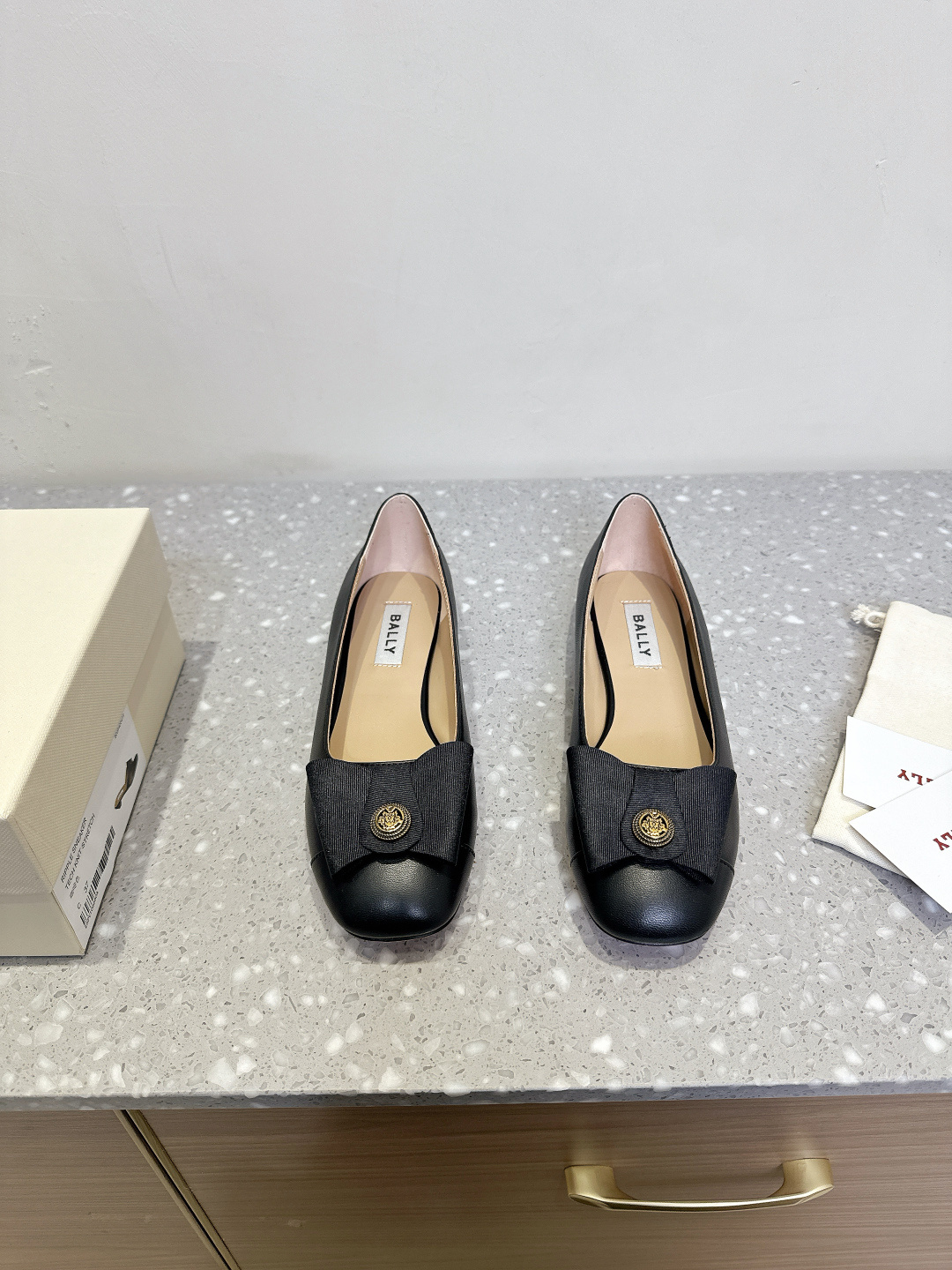 NO:255375,Bally 25ss Spring and Summer New Style, Webbing Bow, Buckle, Flat Sole, Ballet Shoes, New and Chic Style, with a square head design, and is equipped with the latest Ball* letter buckle design to highlight the brand logo. The upper is made of mixed-bred sheepskin soft and comfortable, with a flat sole and thick heel design, allowing you to choose any choice!  The upper is made of original imported mixed-bred sheepskin, inner foot padded sheepskin, original Italian imported original leather outsole, size 35-40 (40 customized, no return or exchange), single shoes, sheepskin, Leather soles19860909Bally 芭利 25ss春夏新款 织带蝴蝶结 扣饰 平底 芭蕾舞鞋 款式新颖别致,采用方形头型设计 配以最新Ball*字母扣搭设计突出品牌标识 鞋面采用混子混种羊皮柔软舒适,平底和粗跟的设计,让你任意选择！ 鞋面采用原版进口混种羊皮 内里垫脚羊皮 鞋底原版意大利进口原色真皮大底 码数35-40（40定做不退换）,单鞋,sheepskin,Leather soles,Women's Shoes