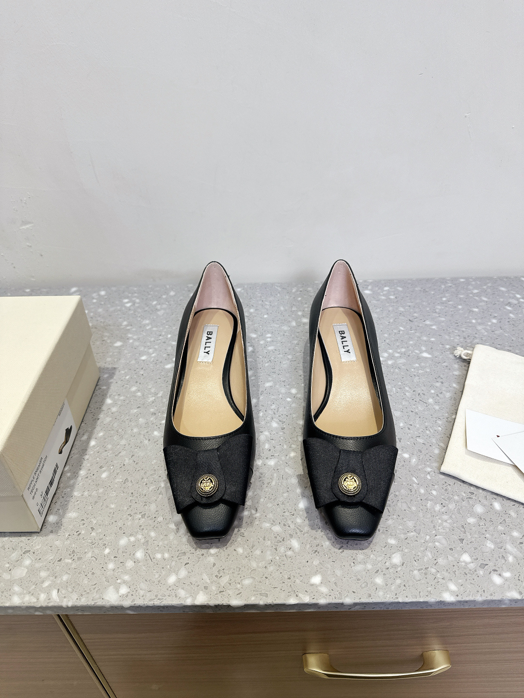 NO:255380,Bally 25ss Spring and Summer New Style, Webbing bow, buckle, thick heel, single shoes, novel and unique style, with a square head design, with the latest Ball* letter buckle design to highlight the brand logo. The upper is soft and comfortable with mixed-bred sheepskin, with a flat sole and thick heel design, allowing you to choose any choice!  The upper is made of original imported mixed-bred sheepskin, inner foot padded sheepskin, heel height 3.5cm, original Italian imported original leather outsole, size 35-40 (40 custom made without return or exchange), single shoes, sheepskin, Leather soles19860909Bally 芭利 25ss春夏新款 织带蝴蝶结 扣饰 粗跟 单鞋 款式新颖别致,采用方形头型设计 配以最新Ball*字母扣搭设计突出品牌标识 鞋面采用混子混种羊皮柔软舒适,平底和粗跟的设计,让你任意选择！ 鞋面采用原版进口混种羊皮 内里垫脚羊皮 跟高3.5cm 鞋底原版意大利进口原色真皮大底 码数35-40（40定做不退换）,单鞋,sheepskin,Leather soles,Women's Shoes