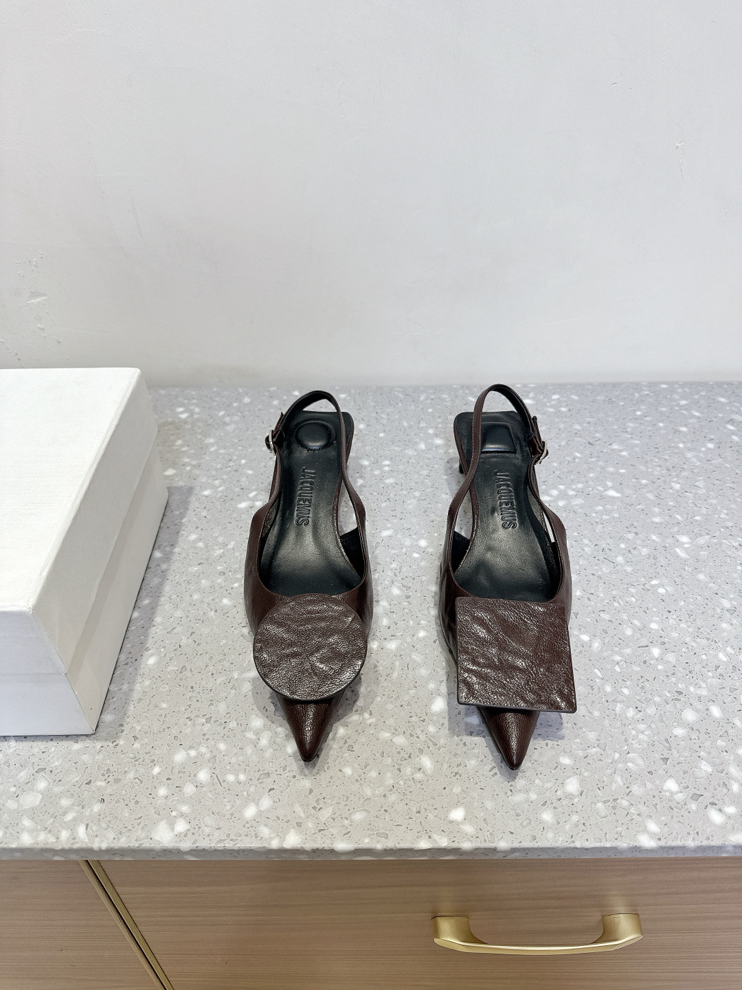 NO:391410,Jacquemus niche trendy brand 25ss spring and summer new style, pointed mandarin duck buckle, kitten heel, empty sandals, geometric graphic design, round buckle, square buckle, novel and fashionable, sexy and elegant, showing the lines of the feet, with a skinny and beautiful visual effect, a very versatile fashion item!  Minimalist and elegant, super good-looking, just right square head, small square heel, and easy to walk!  It can attack and defend, and it can be both fashionable and comfortable, which is perfect!  !  The upper is made of original imported mixed-bred sheepskin/embossed cowhide/denim, inner footbed sheepskin, heel height 4cm, original Italian leather sole, Size35-39 (40 custom made without return), sandals, sandals, cowhide, sheepskin, Leather soles19860909Jacquemus 小众潮牌 25ss春夏新款 尖头鸳鸯扣 小猫跟 后空凉鞋 几何图形设计 圆扣 方扣 新颖时尚大方,性感不失优雅,很显脚部线条,附有骨感美的视觉效果,非常百搭的时尚单品！ 极简优雅·超级好看,恰到好处的方头,小方跟,又稳好走！可攻可守·时髦舒适皆能兼得,实属完美！！ 鞋面采用原版进口混种羊皮/压纹牛皮/牛仔布 内里垫脚羊皮 跟高4cm 鞋底原版意大利真皮大底 Size35-39（40定做不退换）,凉鞋,sandals,cowhide,sheepskin,Leather soles,Women's Shoes