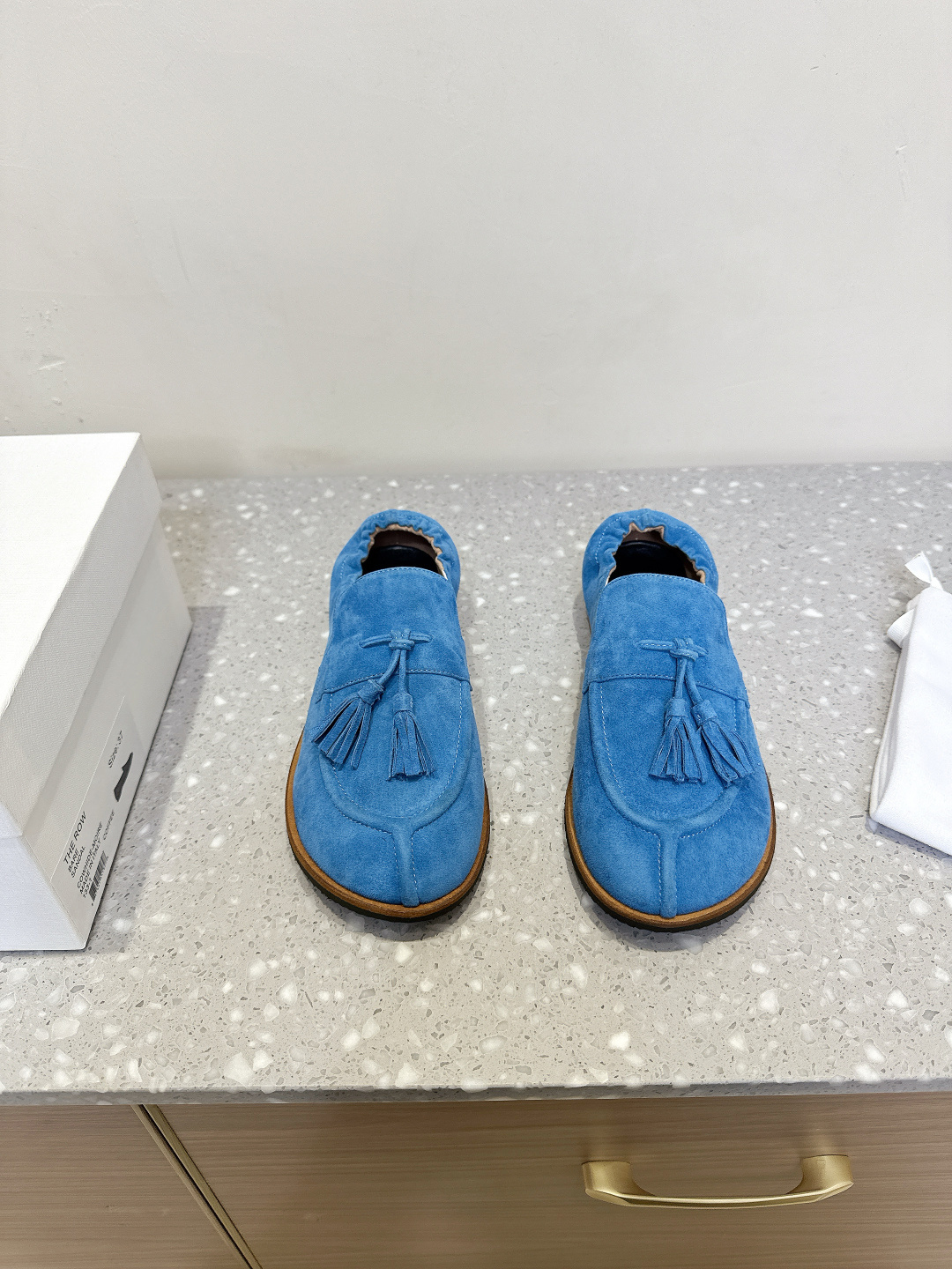 NO:255370,The Row niche trendy brand 25ss spring and summer new style, tassel, flat sole, one-shoe, loafers, grandma shoes. I fell in love with this at first sight. It looks inconspicuous but makes people like it the more they look at it. It is simple and high-end, with a little retro flavor and good-looking!  All major internet celebrity bloggers are wearing it, and it looks so beautiful when you put it on. The whole body is very soft, easy to wear without scratching your feet. It has become a classic and practical one. You can also use a heel as a shoe for two purposes. The upper uses original imported suede, inner foot pad sheepskin, original custom leather combination rubber sole, size 35-40 (40 custom made without return and exchange), loafers, loafers, sheepskin, chamois leather19860909The Row 小众潮牌 25ss春夏新款 流苏 平底 一脚蹬 乐福鞋 奶奶鞋 第一眼看到这个就爱上了,看着不起眼但却让人越看越喜欢,简单又高级,带点复古味随意搭配都好看！各大网红博主都在穿它,上脚起来实在太好看了 整个非常非常柔软,好穿不磨脚.以成为经典又实用的一款还可以踩跟当一鞋两用一举两得 鞋面采用原版进口麂皮 内里垫脚羊皮 鞋底原版定制真皮组合橡胶大底 码数35-40（40定做不退换）,乐福鞋,loafers,sheepskin,chamois leather,Women's Shoes