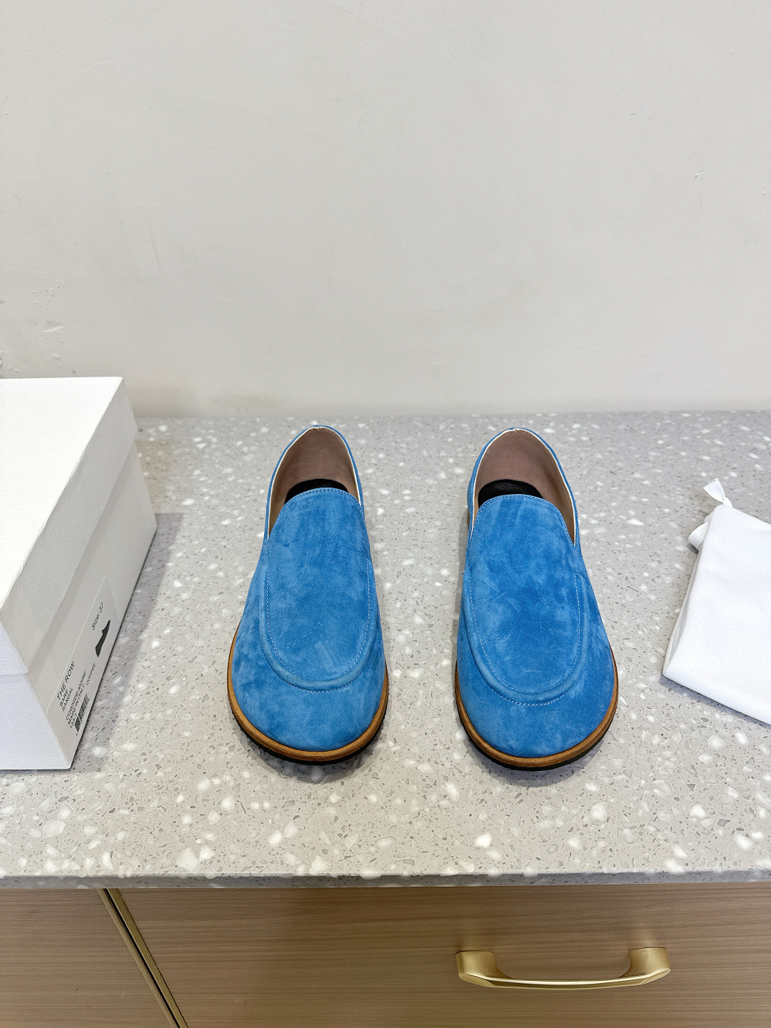 NO:255368,The Row niche trendy brand, 25ss spring and summer new style, flat sole, one-shoe loafers, grandma shoes. I fell in love with this at first sight. It looks inconspicuous but makes people like it the more they look at it. It is simple and high-end, with a little retro flavor and good-looking!  All major internet celebrity bloggers are wearing it, and it looks so beautiful when you put it on. The whole body is very soft, easy to wear without scratching your feet. It has become a classic and practical one. You can also use a heel as a shoe for two purposes. The upper uses original imported suede, inner foot pad sheepskin, original custom leather combination rubber sole, size 35-40 (40 custom made without return and exchange), loafers, loafers, sheepskin, chamois leather19860909The Row 小众潮牌 25ss春夏新款 平底 一脚蹬 乐福鞋 奶奶鞋 第一眼看到这个就爱上了,看着不起眼但却让人越看越喜欢,简单又高级,带点复古味随意搭配都好看！各大网红博主都在穿它,上脚起来实在太好看了 整个非常非常柔软,好穿不磨脚.以成为经典又实用的一款还可以踩跟当一鞋两用一举两得 鞋面采用原版进口麂皮 内里垫脚羊皮 鞋底原版定制真皮组合橡胶大底 码数35-40（40定做不退换）,乐福鞋,loafers,sheepskin,chamois leather,Women's Shoes