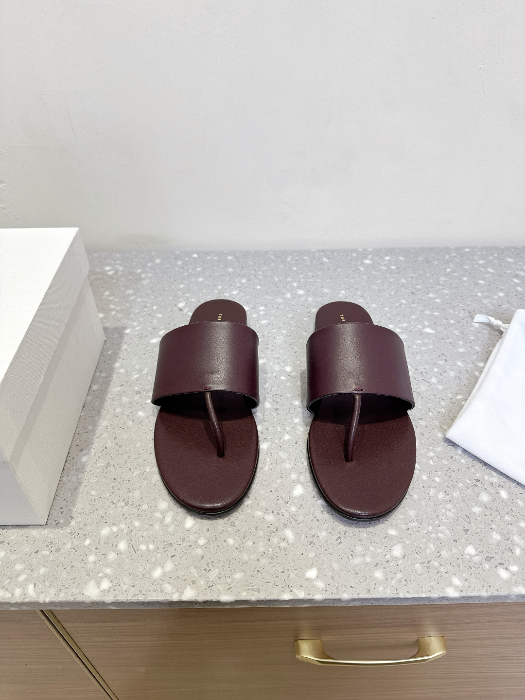 NO:391418,The Row 25s spring and summer new style, retro, roman, toe slippers, wow!  The classic minimalist style is back!  There is no exaggerated design overall, and the very thin toe clip design will not feel uncomfortable when worn. All the shoes are made of full leather, which is a more comfortable fit and material. If you look at it in a magnified way, the pure natural texture of the upper has also been preserved!  The feet are full of coolness!  Very suitable for summer!  The upper is made of original imported cowhide, inner foot padded sheepskin, outsole, original Italian imported genuine leather outsole, size 35-39 (40 customized, non-return and exchange), split-toed shoes, slippers, cowhide, sheepskin, Leather soles19860909The Row 25s春夏新款 复古 罗马 夹趾拖鞋 哇哦！经典的极简风回来了！整体都没有浮夸的设计,很细的夹趾设计穿旧了也不会不舒服哦 鞋子全部都是有全皮制作,是越穿越舒服的版型以及用料的,放大看 鞋面的纯天然自然的肌理感也保留了下来！上脚清凉满满！很适合夏天哦！ 鞋面采用原版进口牛皮 内里垫脚羊皮 大底原版意大利进口真皮大底 码数35-39（40定制不退换）,分趾鞋,slippers,cowhide,sheepskin,Leather soles,Women's Shoes