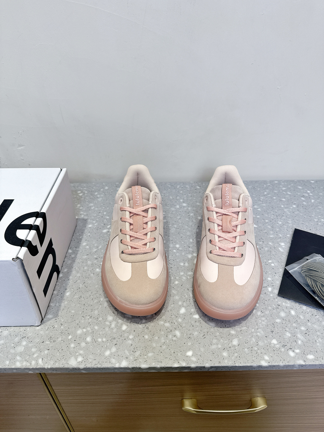 Lulemon Air-Recreational Jogging Shoes with Zone Resilience and Balanced Stability.