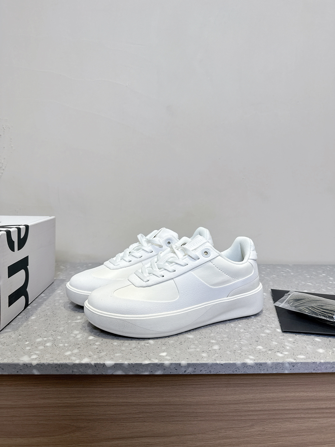 Lulemon Air-Recreational Jogging Shoes: Design for Stability, Flexibility, and Comfort - 图片 3
