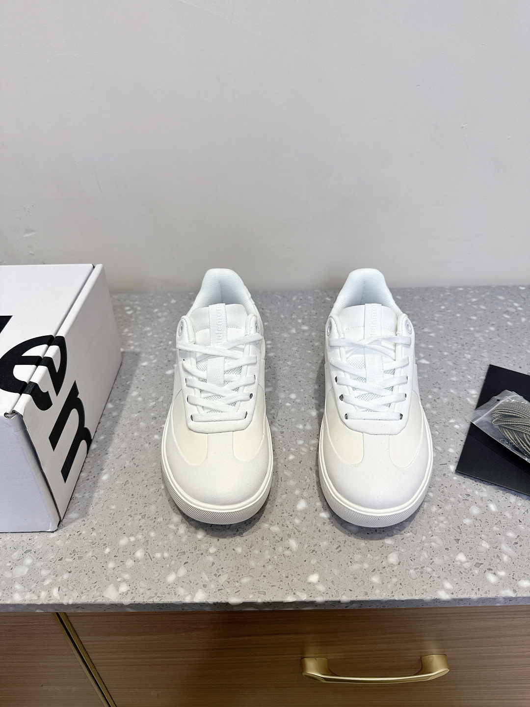 Lulemon Air-Recreational Jogging Shoes: Design for Stability, Flexibility, and Comfort