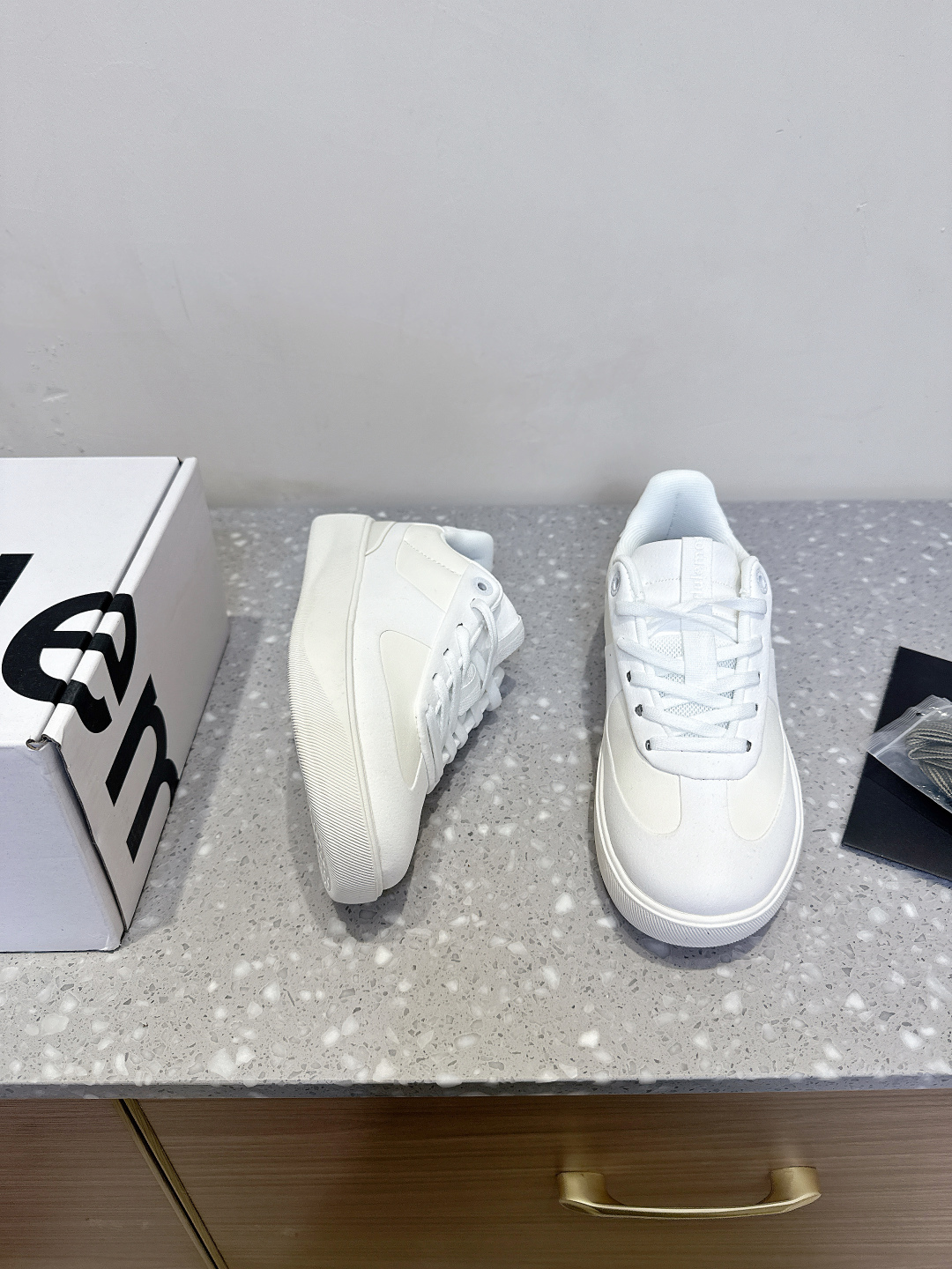 Lulemon Air-Recreational Jogging Shoes: Design for Stability, Flexibility, and Comfort - 图片 2