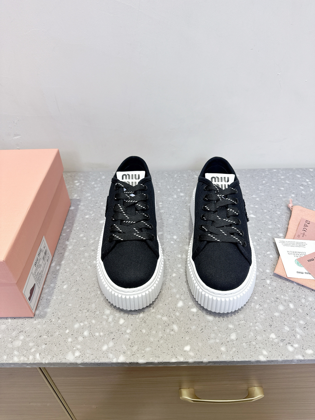 NO:255433,MiuMiu 25ss Spring and Summer New Velcro Canvas Thick Sole Cookies Shoes Casual Shoes Sports Shoes Original Purchase Development Making Timeless Dennings draw on the charming Miu Miu style to create new sports shoes. The silk screen printing logo on the shoe tongue creates exquisite contrast and adds iconic elements. The thick sole design defines avant-garde modern style. The delivery counter is exquisitely packaged. The fabric uses original custom imported canvas. The inner foot pad canvas. Heel height 4.5cm. The original open mold-on-slip rubber outsole. Size35-39 (40 custom-made, non-return and exchange), casual shoes/sports, miumiu, sneakers19860909MiuMiu 缪缪 25ss春夏新款 魔术贴 帆布 厚底 饼干鞋 休闲鞋 运动鞋 原版购入开发 做货 隽永丹宁汲取迷人Miu Miu风格,造就新款运动鞋.鞋舌丝网印刷徽标营造精致对比,平添标志性元素.厚底设计定义前卫的现代风格 配送专柜精美包装 面料采用原版定制进口帆布 内里垫脚帆布 跟高4.5cm 大底原版开模防滑橡胶大底 Size35-39（40定做不退换）,休闲鞋/运动鞋,miumiu,sneakers,Women's Shoes