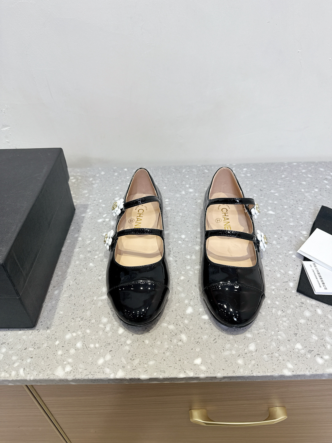 NO:255428,CHANEL Xiaoxiang 25ss early spring new style, thick heel Mary Zhen single shoes, retro French elegance, full of high-end feeling, fragrant grandma diamond hollow Mary Zhen sandals, a pair of sandals that have been very popular recently!  The foot exposed design directly lengthens the legs!  A very white fairy style. It fully interprets French romance!  Soft and delicate, with 100% comfortable feet, beautiful and feminine at the same time. The fabric is made of original imported patent leather, inner foot pad sheepskin, original Italian leather sole, Size35-41 (40 41 customized, non-return and exchange), single shoes, Mary Jane, chanel, sandals, mary jane, sheepskin, Leather soles19860909CHANEL 小香 25ss早春新款 粗跟玛丽珍 单鞋 复古法式优雅感,高级感十足 香奶奶菱格中空玛丽珍凉鞋,最近很火的一双凉鞋！露脚设计直接拉长腿型！很显白的神仙款型.完全诠释法式浪漫！ 柔软细腻,脚感舒适度百分百,美观的同时又超显女人味 面料采用原版进口漆皮 内里垫脚羊皮 鞋底原版意大利真皮大底 Size35-41（40 41订做不退换）,单鞋玛丽珍,chanel,sandals,mary jane,sheepskin,Leather soles,Women's Shoes