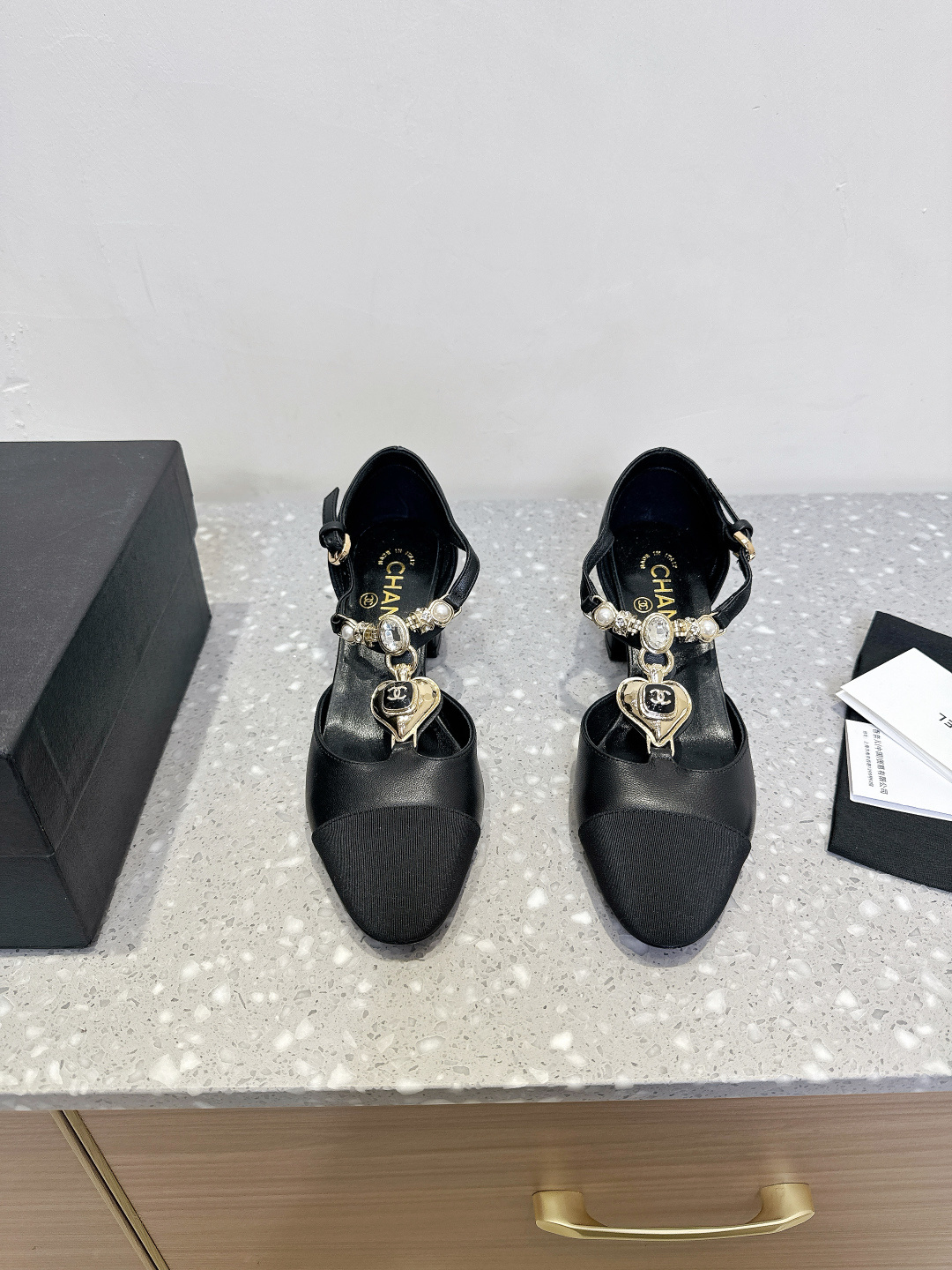 NO:255423,Cowhide CHANEL Xiaoxiang 25ss early spring new style, thick heel Mary Zhen single shoes, retro French elegance, full of high-end feeling, fragrant grandma diamond hollow Mary Zhen sandals, a pair of sandals that have been very popular recently!  The foot exposed design directly lengthens the legs!  A very white fairy style. It fully interprets French romance!  Soft and delicate, the foot feel is 100% comfortable, beautiful and feminine. The fabric is made of original imported patent leather/cowhide, inner foot pad sheepskin, original Italian leather sole Size35-41 (40 41 customized, non-return and exchange), single shoes Mary Jane, chanel, sandals, mary jane, cowhide, sheepskin, Leather soles19860909牛皮CHANEL 小香 25ss早春新款 粗跟玛丽珍 单鞋 复古法式优雅感,高级感十足 香奶奶菱格中空玛丽珍凉鞋,最近很火的一双凉鞋！露脚设计直接拉长腿型！很显白的神仙款型.完全诠释法式浪漫！ 柔软细腻,脚感舒适度百分百,美观的同时又超显女人味 面料采用原版进口漆皮/牛皮 内里垫脚羊皮 鞋底原版意大利真皮大底 Size35-41（40 41订做不退换）,单鞋玛丽珍,chanel,sandals,mary jane,cowhide,sheepskin,Leather soles,Women's Shoes