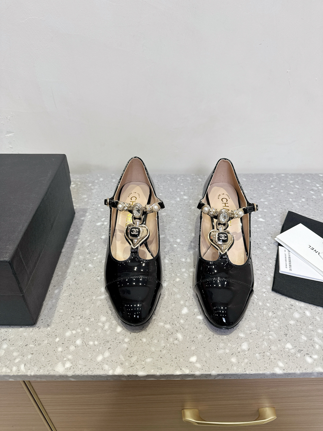 NO:255418,Patent leather CHANEL Xiaoxiang 25ss early spring new style, thick heel Mary Zhen single shoes, retro French elegance, full of high-end feeling, fragrant grandma diamond hollow Mary Zhen sandals, a pair of sandals that have been very popular recently!  The foot exposed design directly lengthens the legs!  A very white fairy style. It fully interprets French romance!  Soft and delicate, the foot feel is 100% comfortable, beautiful and feminine. The fabric is made of original imported patent leather/cowhide, inner foot pad sheepskin, original Italian leather sole Size35-41 (40 41 customized, non-return and exchange), single shoes Mary Jane, chanel, sandals, mary jane, cowhide, sheepskin, Leather soles19860909漆皮CHANEL 小香 25ss早春新款 粗跟玛丽珍 单鞋 复古法式优雅感,高级感十足 香奶奶菱格中空玛丽珍凉鞋,最近很火的一双凉鞋！露脚设计直接拉长腿型！很显白的神仙款型.完全诠释法式浪漫！ 柔软细腻,脚感舒适度百分百,美观的同时又超显女人味 面料采用原版进口漆皮/牛皮 内里垫脚羊皮 鞋底原版意大利真皮大底 Size35-41（40 41订做不退换）,单鞋玛丽珍,chanel,sandals,mary jane,cowhide,sheepskin,Leather soles,Women's Shoes