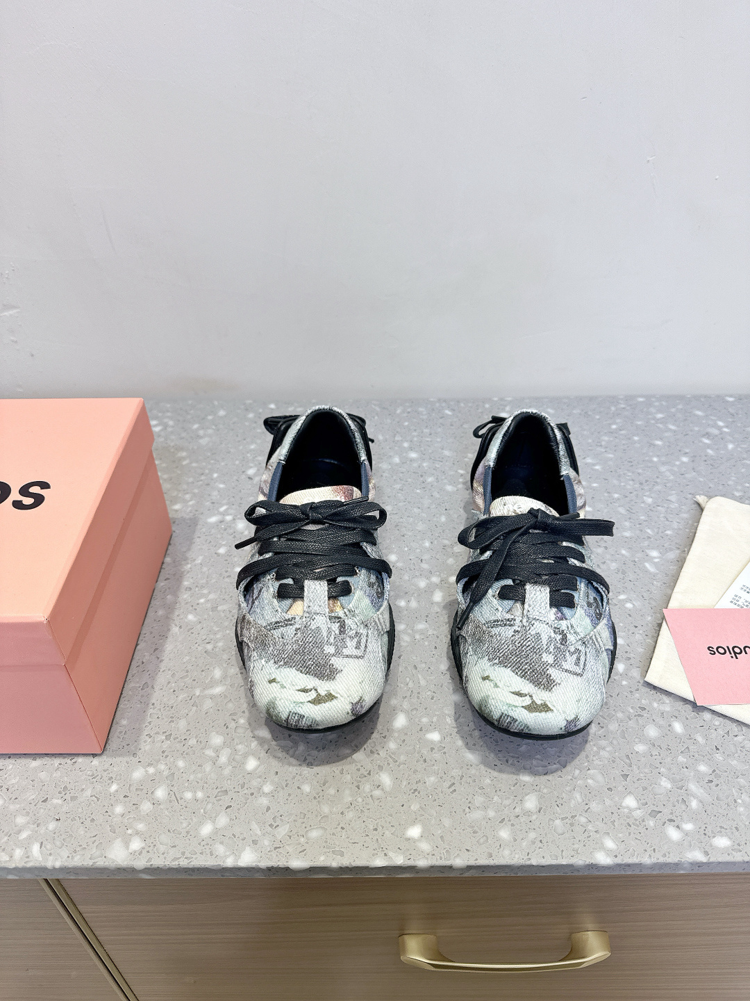 NO:255431,Denim print Acne studios 24FW denim denim ballet shoes casual sports shoes original purchase and development Making goods strap shoes reimagined the outline of the ballet shoes, using denim style finish and decorative lace-up on the back Thick sole is made of rubber and leather Exquisite packaging for delivery counter Fabric original imported washing denim/cowhide/niujing inner foot pad sheepskin thick sole 1.5cm sole original mold-open anti-slip rubber material Size35-40 (40 custom made without return), ballet shoes, acne studios, dior, sneakers, cowhide, sheepskin19860909牛仔印花Acne studios 24FW 丹宁牛仔布 芭蕾舞鞋 休闲 运动鞋 原版购入开发 做货 绑带鞋重新构想了芭蕾舞鞋的轮廓,采用牛仔风格的饰面和后部的装饰性系带 厚鞋底采用橡胶和皮革制成 配送专柜精美包装 面料原版进口洗水牛仔布/牛皮/牛京 内里垫脚羊皮 底厚1.5cm 鞋底原版开模防滑橡胶材质 Size35-40（40定做不退换）,芭蕾舞鞋,acne studios,dior,sneakers,cowhide,sheepskin,Women's Shoes