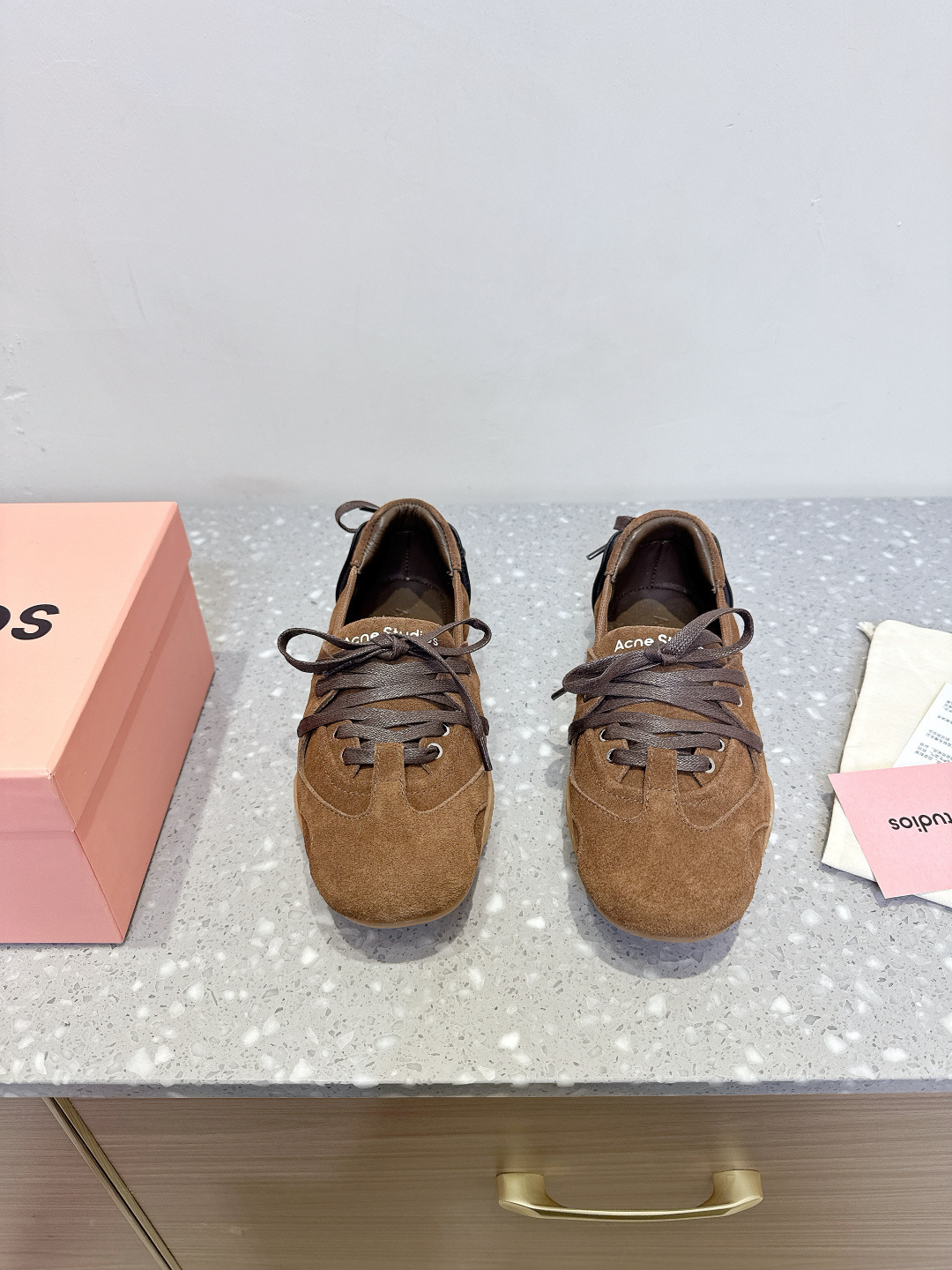 NO:255436,Acne studios 24FW Denning denim ballet shoes casual sports shoes original purchase and development Made goods strap shoes reimagined the outline of the ballet shoes, using denim style finish and decorative lace-up on the back Thick sole is made of rubber and leather Exquisite packaging for delivery counter Fabric original imported washing denim/cowhide/niujing inner foot pad sheepskin thick sole 1.5cm original open mold non-slip rubber material Size35-40 (40 custom made without return), ballet shoes, acne studios, dior, sneakers, cowhide, sheepskin19860909Acne studios 24FW 丹宁牛仔布 芭蕾舞鞋 休闲 运动鞋 原版购入开发 做货 绑带鞋重新构想了芭蕾舞鞋的轮廓,采用牛仔风格的饰面和后部的装饰性系带 厚鞋底采用橡胶和皮革制成 配送专柜精美包装 面料原版进口洗水牛仔布/牛皮/牛京 内里垫脚羊皮 底厚1.5cm 鞋底原版开模防滑橡胶材质 Size35-40（40定做不退换）,芭蕾舞鞋,acne studios,dior,sneakers,cowhide,sheepskin,Women's Shoes