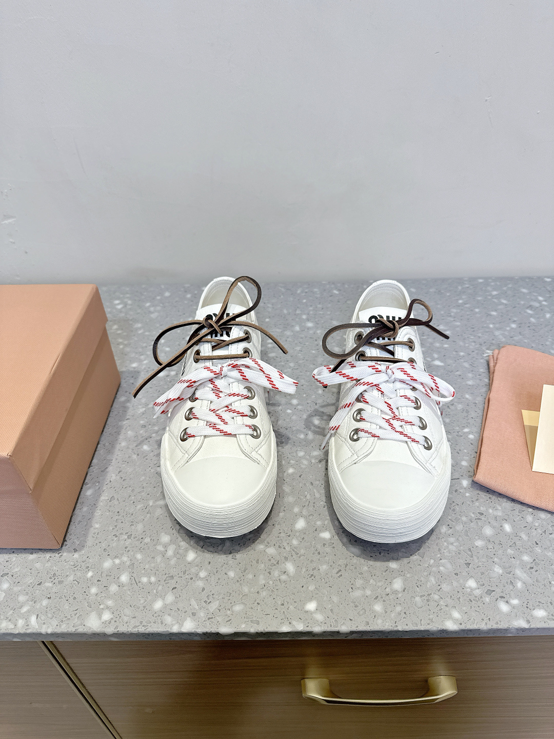 NO:255441,Leather Miu Miu 25ss Spring and Summer New Style Retro Casual Shoes This season Miu Miu continues this style and launches exclusive models. The overall shoe shape is simple   thin sole design, bold and fashionable color matching~ I believe it will still be. The new British style lace-up show craftsmanship comes from the details of the Miu Miu series. The trend elements of the new season are 1. The concept of the love at this moment, and it is more collide with the concept of the love at this moment to convey the modern style~ It looks very comfortable to put on the foot. The fabric is made of original imported fabric/cowhide, the inner foot pad breathable net, the original mold-opening custom rubber outsole, the size 35-39 (40 custom made, no return or exchange), the casual shoes/sports shoes, miumiu, sneakers, cowhide19860909皮面Miu Miu 缪缪 25ss春夏新款 复古 休闲鞋 本季Miu Miu延续了该风格推出了专属款,整体鞋型线条简约＋轻薄鞋底设计,配色大胆时尚~相信还会 春夏新款英伦风系带秀场工艺来自Miu Miu系列的细节特写 新季的潮流要素一 与此刻挚爱的概念,多撞,传达现代风格~ 看起来不怎么舒服 上脚超级舒服 面料采用原版进口布面/牛皮 内里垫脚透气网 大底原版开模定制橡胶大底 码数35-39（40订做不退换）,休闲鞋/运动鞋,miumiu,sneakers,cowhide,Women's Shoes