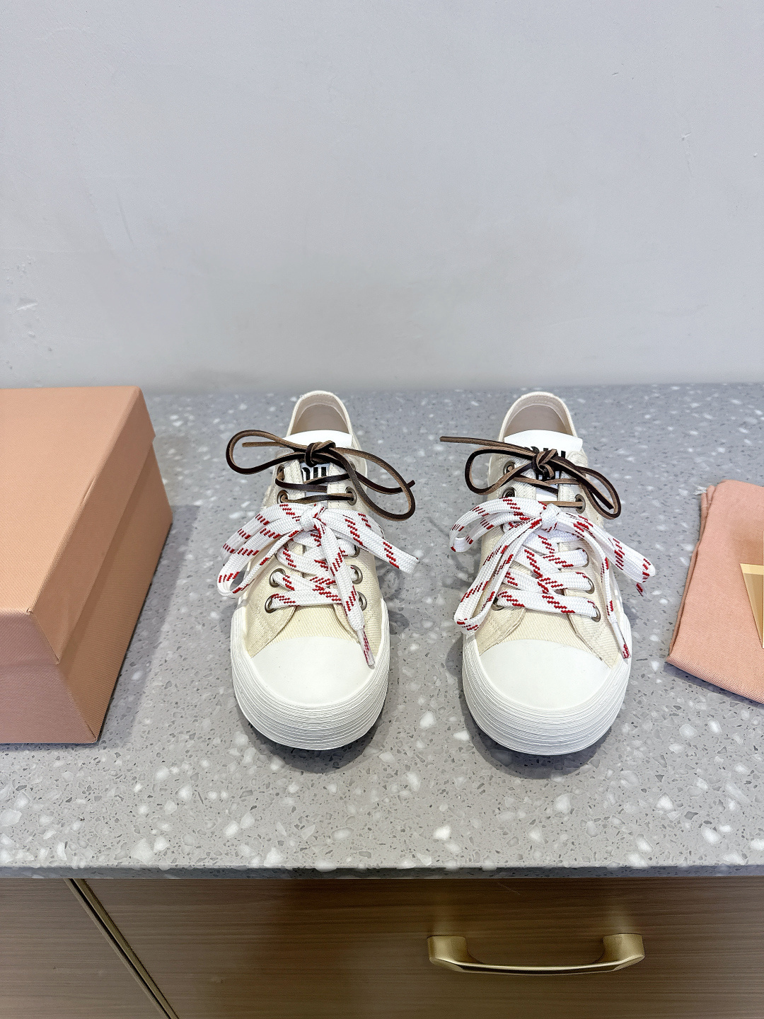 NO:255446,Miu Miu Miu 25ss spring and summer new style retro casual shoes This season Miu Miu continues this style and launches exclusive style. The overall shoe shape is simple   thin sole design, bold and fashionable color matching~ I believe it will be. The new British style lace-up show craftsmanship comes from the details of the Miu Miu series. The trend elements of the new season are 1. The concept of the love at this moment, and it is more collide with the concept of the love at this moment to convey the modern style~ It looks very comfortable to put on the feet. The fabric is made of original imported fabric/cowhide. The inner foot pad breathable net. The original mold-opening custom rubber outsole. The size is 35-39 (40 customized, no return or exchange), casual shoes/sports shoes, miumiu, sneakers, cowhide19860909布面Miu Miu 缪缪 25ss春夏新款 复古 休闲鞋 本季Miu Miu延续了该风格推出了专属款,整体鞋型线条简约＋轻薄鞋底设计,配色大胆时尚~相信还会 春夏新款英伦风系带秀场工艺来自Miu Miu系列的细节特写 新季的潮流要素一 与此刻挚爱的概念,多撞,传达现代风格~ 看起来不怎么舒服 上脚超级舒服 面料采用原版进口布面/牛皮 内里垫脚透气网 大底原版开模定制橡胶大底 码数35-39（40订做不退换）,休闲鞋/运动鞋,miumiu,sneakers,cowhide,Women's Shoes