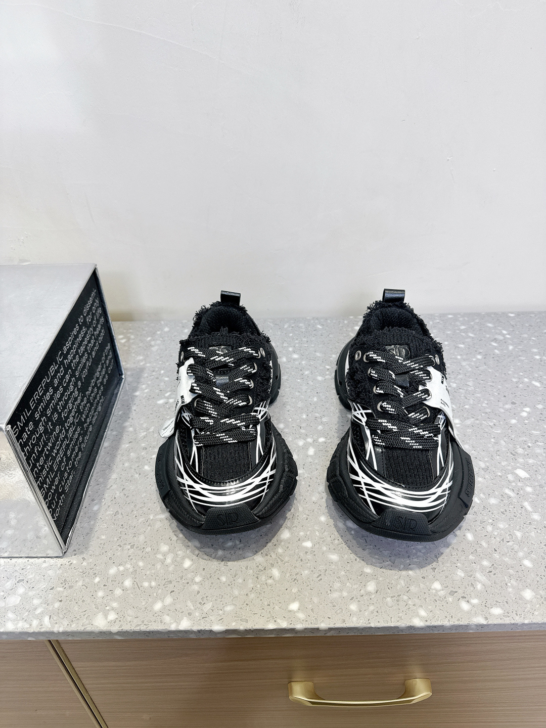 NO:255400,(Men's size) Smile Republic 25ss early spring new style, thick sole, dad shoes, casual shoes, today's trendy elements, tidbit craftsmanship, wide belt shoes with bow texture, large toe outsole is quite shaped and retro, and the combination brings a strong sense of visual impact. Original custom technology leather/breathable net, inner foot pad original transparent mesh breathable, large large open sole, super rubber soft sole, size 35-44 (women's size 40.41, men's size 45 custom-made, no return or exchange), dad shoes19860909（男码）Smile Republic 25ss早春新款 厚底 老爹鞋 休闲鞋 今流天行素元,絮花絮工边艺,宽大带鞋蝴蝶结理纹式形呈现 大鞋头外底颇形具古复感,配搭起带来来极视的强觉冲感击 料面原版定制科技皮/透气网 内里垫脚原版透网气 大底原版开模超橡软胶底大 码数35-44（女码40.41,男码45定做不退换）,老爹鞋,Women's Shoes