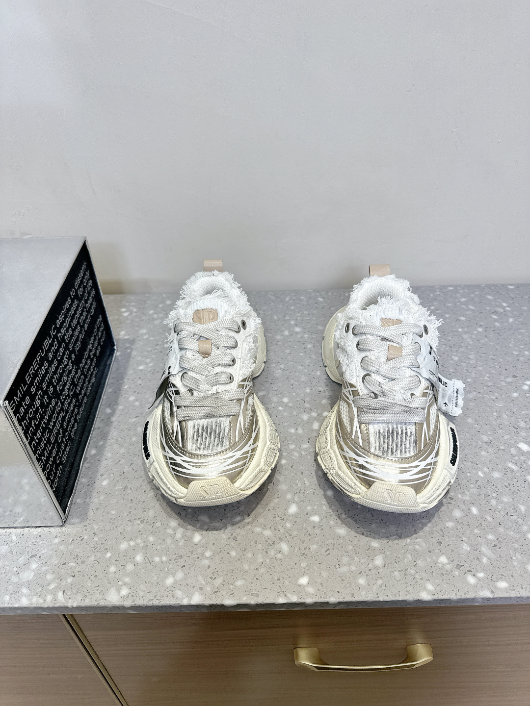 NO:255406,Old polished color (men's size) Smile Republic 25ss early spring new style, thick sole, dad shoes casual shoes, today's trendy elements, tidbit craftsmanship, wide belt shoes with bow texture, large toe outsole is quite shaped and retro, and the combination brings a strong sense of visual impact. Original custom technology leather/breathable net, inner foot pad original transparent net, large open sole, super rubber soft sole, size 35-44 (women's size 40.41, men's size 45 custom-made, no return or exchange), dad shoes19860909做旧擦色（男码）Smile Republic 25ss早春新款 厚底 老爹鞋 休闲鞋 今流天行素元,絮花絮工边艺,宽大带鞋蝴蝶结理纹式形呈现 大鞋头外底颇形具古复感,配搭起带来来极视的强觉冲感击 料面原版定制科技皮/透气网 内里垫脚原版透网气 大底原版开模超橡软胶底大 码数35-44（女码40.41,男码45定做不退换）,老爹鞋,Women's Shoes