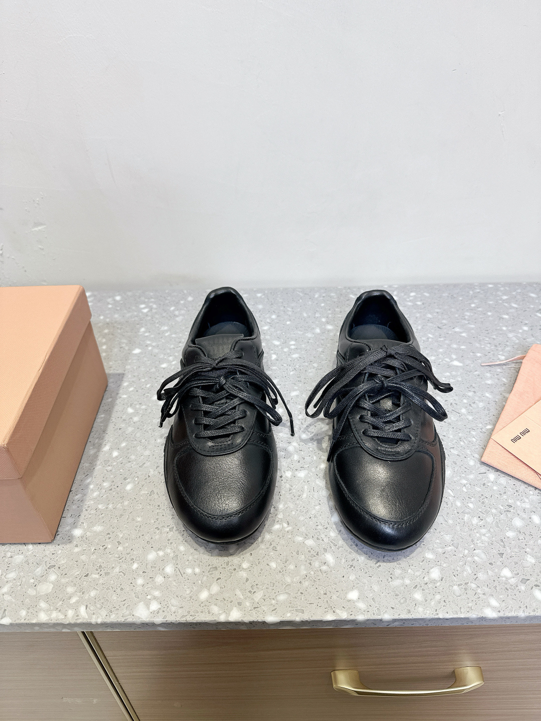 NO:255421,Miu Miu Miu 25ss spring and summer new style retro Forrest Gump shoes German training shoes casual shoes show craftsmanship comes from the details of the Miu Miu series. The trend elements of the new season are 1. The concept of the love at this moment is diverse and conveying the modern style~ It looks good no matter how you wear it. It looks very comfortable to wear. It is super comfortable to wear. The fabric is made of original imported cowhide. The inner foot pad sheepskin. The original customized rubber outsole. Size35-39 (40.41 custom made without return or exchange), casual shoes/sports shoes, miumiu, sneakers, cowhide, sheepskin19860909Miu Miu 缪缪 25ss春夏新款 复古 阿甘鞋 德训鞋 休闲鞋 秀场工艺来自Miu Miu系列的细节特写 新季的潮流要素一 与此刻挚爱的概念,多元对撞,传达现代风格~ 怎么穿都好看今夏时髦精最爱 看起来不怎么舒服 上脚超级舒服 面料采用原版进口牛皮 内里垫脚羊皮 大底原版定制橡胶大底 Size35-39（40.41订做不退换）,休闲鞋/运动鞋,miumiu,sneakers,cowhide,sheepskin,Women's Shoes