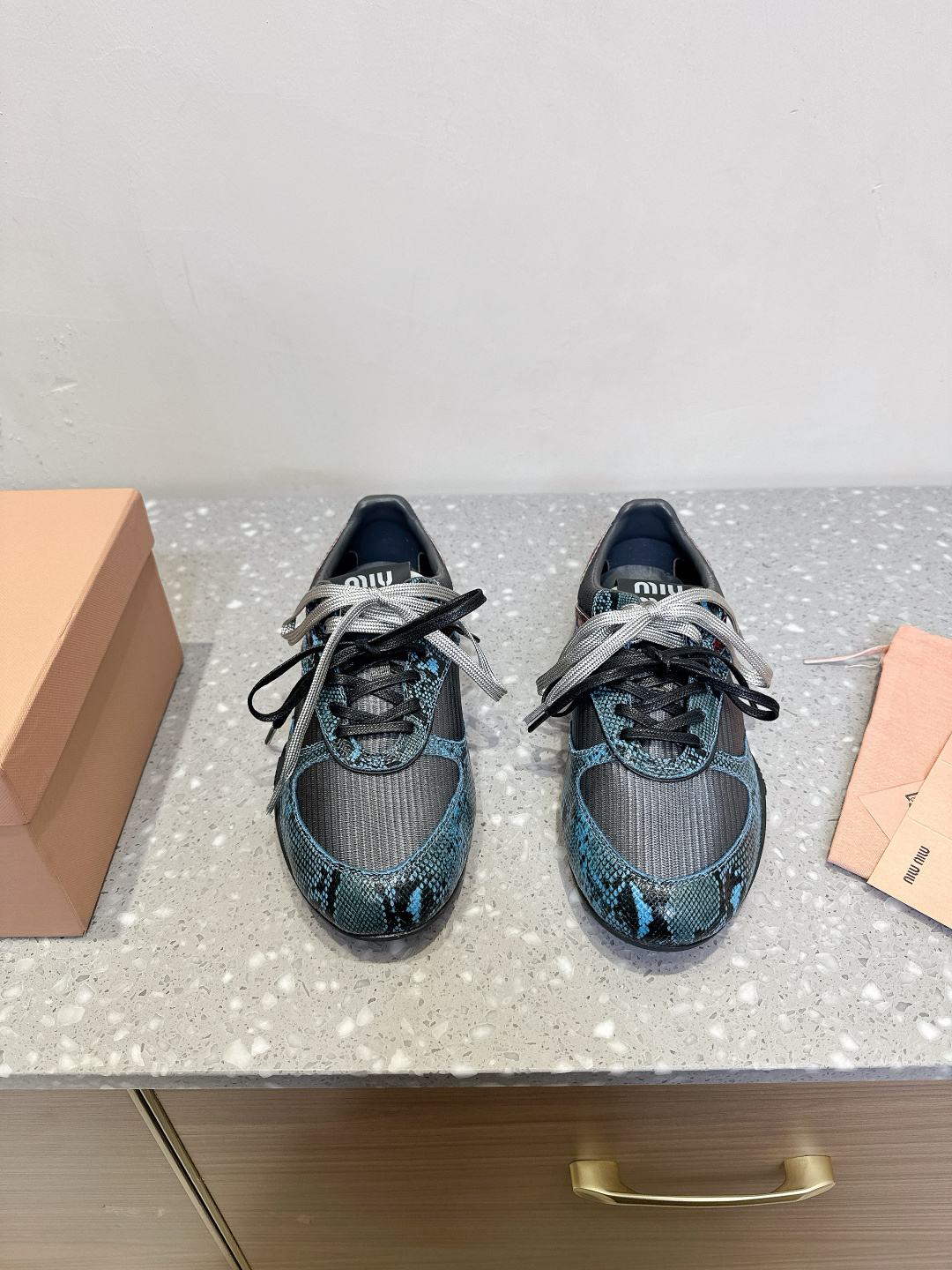 NO:255402,Miu Miu Miu 25ss spring and summer new style Snake pattern series Forrest Gump shoes De training shoes Casual shoes Show craftsmanship comes from the details of the Miu Miu series Trendy elements of the new season 1 Contrast with the concept of the love at this moment, it is diverse and conveys the modern style~ It looks good no matter how you wear it this summer fashionista favorite, it doesn't look very comfortable, it is super comfortable to wear, the fabric is made of original imported cowhide, inner foot pad sheepskin, original custom rubber outsole Size35-39 (40.41 custom made without return or exchange), casual shoes/sports shoes, miumiu, sneakers, cowhide, sheepskin19860909Miu Miu 缪缪 25ss春夏新款 蛇纹系列 阿甘鞋 德训鞋 休闲鞋 秀场工艺来自Miu Miu系列的细节特写 新季的潮流要素一 与此刻挚爱的概念,多元对撞,传达现代风格~ 怎么穿都好看今夏时髦精最爱 看起来不怎么舒服 上脚超级舒服 面料采用原版进口牛皮 内里垫脚羊皮 大底原版定制橡胶大底 Size35-39（40.41订做不退换）,休闲鞋/运动鞋,miumiu,sneakers,cowhide,sheepskin,Women's Shoes