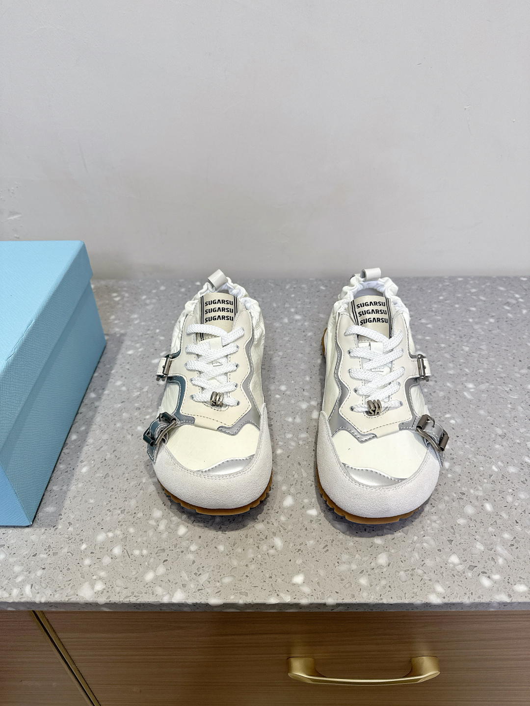 NO:255409,SUGARSU Niche trendy brand 25ss Spring and Summer New Retro Ballet, German Shoes, Age-reducing Color-Blocking Model, Upper buckle embellishes the side of the shoe, extra eye-catching, and the playful tilted head last design combines SUGARSU wavy lines, trendy and fashionable~ The details of the shoe also incorporate the popular vacation-style shell elements for 25 years, and turn into shell pattern bean sole. The sole material is selected as a rubber molded sole, which is light and fashionable. And it is scheming to hide and increase height, and the total height inside and outside is about 3 cm. The wrinkled structure of the shoe mouth needs to be hand-sewn, sole soft and comfortable to wear. The upper uses original imported cowhide, inner foot pad sheepskin, original customized rubber outsole, size 35-40 (40 customization, no return or replacement), casual shoes/sports shoes, sneakers, cowhide, sheepskin19860909SUGARSU 小众潮牌 25ss春夏新款 复古 芭蕾 德训鞋 减龄拼色款 鞋面搭扣点缀鞋侧,额外吸睛,俏皮的歪头楦型设计结合了 SUGARSU 波浪线条,潮流且时髦~ 鞋款细节也融入了25年流行的度假风贝壳元素,化为贝壳纹豆豆鞋底底材选择了橡胶成型底,轻盈且时髦.并且心机的做了隐藏增高,内外合计约增高3厘米. 鞋口抽皱结构需要手工缝制,穿着体验柔软舒 鞋面采用原版进口牛皮 内里垫脚羊皮 鞋底原版定制橡胶大底 尺码35-40（40定制不退不换),休闲鞋/运动鞋,sneakers,cowhide,sheepskin,Women's Shoes