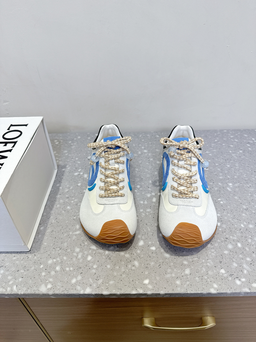 NO:255397,Loewe 25ss early spring new product, ballet, casual, sports shoes, Deshuang shoes, ugly and cute, a little cute, planted at first sight, these colors are particularly beautiful, and it makes people feel touching. A Deshuang shoes with extremely high comfort, the leather and sole are particularly soft, especially light and soft. It was rated as the most comfortable rampage shoes of the year, like walking on flat ground!  Those who like to wear flat shoes are really recommended to buy. The upper is made of original imported calfskin, inner foot pad sheepskin, original customized rubber combination sole size35-39 (40 customization, no return or exchange), casual shoes/sports shoes, loewe, loewe, flats, sneakers, cowhide, sheepskin19860909Loewe 罗意威 25ss早春新品 芭蕾舞 休闲 运动鞋 德训鞋 丑萌得有点可爱 一眼被种草了 这几个颜色特别好看 让人动心的感觉 巨多客户反馈舒适度极高的一款德训鞋 皮料和大底特别柔软 特别轻巧 软软的 被评为年度最舒适的暴走鞋如履平地！ 喜欢穿平底鞋的真的推荐入手 鞋面采用原版进口小牛皮 内里垫脚羊皮 鞋底原版定制橡胶组合大底 size35-39（40定制不退换）,休闲鞋/运动鞋,loewe,loewe,flats,sneakers,cowhide,sheepskin,Women's Shoes