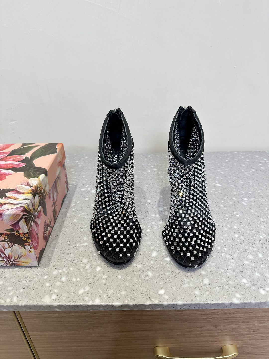 NO:255391,(Dolce & Gabbana) Italian romantic aesthetics that collide with classical and modernity. Lines, styles, high-end sense of visible, non-market currency ratio, show direct hit, synchronous updates. The design always combines classicism and modern style and is creative and romantic. Baroque style. Baroque palace style. Italian aesthetics. The beautiful legend of Sicily. Dolce & Gabbana upper uses original imported rhinestones. Inner footbed sheepskin. Heel height 10cm. Original custom leather outsole. Size 35-39 (40 custom made without return and exchange), high heels, Dolce & Gabbana, high heels, sheepskin, Leather soles.19860909（Dolce & Gabbana）古典与现代碰撞出的意式浪漫美学 线条,版型,看得到的高级感,非市场通货比,秀场直击,同步更新 的设计总是结合古典主义与现代风格 并具备创意、浪漫 巴洛克风格 巴洛克宫廷风 意式美学西西里美丽的传说 Dolce & Gabbana 鞋面采用原版进口水钻 内里垫脚羊皮 跟高10cm 鞋底原版定制真皮大底 码数35-39（40定做不退换）,高跟鞋,Dolce&Gabbana,high heels,sheepskin,Leather soles,Women's Shoes