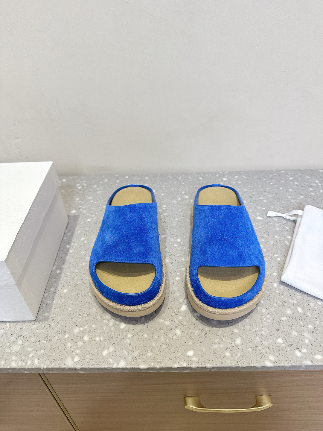 NO:255372,THE ROW Niche trendy brand 25ss spring and summer new products, Shuitai Birken Slippers, Needless to say, it is one of the most popular brands in the past two years, and almost everyone in the bloggers have a pair!  The spring season is coming, so I recommend this casual and design-oriented slipper. I feel that this lazy slipper is about to be popular!  Whether it is paired with jeans, linen leg pants or skirts, it can be very eye-catching!  A pair must be purchased!  The upper is made of original imported beef velvet, inner foot pad sheepskin, original customized rubber outsole, size 35-40 (40 custom made without return or exchange), slippers, slippers, skirts, jeans, sheepskin19860909THE ROW 小众潮牌 25ss春夏新品 水台 勃肯 拖鞋 这不用多说,是近两年最火之一的品牌,几乎博主人手一双！春天的季节就要到了,推荐这款随性又不乏设计感的拖鞋,这款懒人拖鞋我感觉即将要爆火！ 无论是配牛仔裤,亚麻腿裤还是裙子都可以很亮眼！必须入手一双！ 鞋面采用原版进口牛反绒 内里垫脚羊皮 鞋底原版定制橡胶大底 码数35-40（40订做不退换）,拖鞋,slippers,skirts,jeans,sheepskin,Women's Shoes