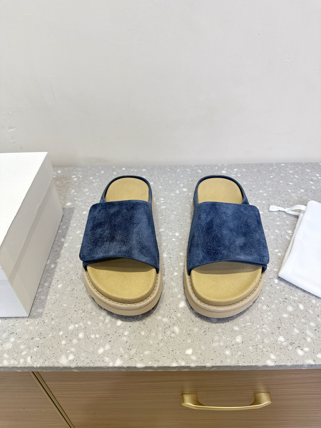 NO:255377,THE ROW Niche trendy brand 25ss Spring and Summer New Products Water Platform Velcro Birken Slippers Needless to say, it is one of the most popular brands in the past two years, and almost everyone in the bloggers have a pair!  The spring season is coming, so I recommend this casual and design-oriented slipper. I feel that this lazy slipper is about to be popular!  Whether it is paired with jeans, linen leg pants or skirts, it can be very eye-catching!  A pair must be purchased!  The upper is made of original imported beef velvet, inner foot pad sheepskin, original customized rubber outsole, size 35-40 (40 custom made without return or exchange), slippers, slippers, skirts, jeans, sheepskin19860909THE ROW 小众潮牌 25ss春夏新品 水台 魔术贴 勃肯 拖鞋 这不用多说,是近两年最火之一的品牌,几乎博主人手一双！春天的季节就要到了,推荐这款随性又不乏设计感的拖鞋,这款懒人拖鞋我感觉即将要爆火！ 无论是配牛仔裤,亚麻腿裤还是裙子都可以很亮眼！必须入手一双！ 鞋面采用原版进口牛反绒 内里垫脚羊皮 鞋底原版定制橡胶大底 码数35-40（40订做不退换）,拖鞋,slippers,skirts,jeans,sheepskin,Women's Shoes