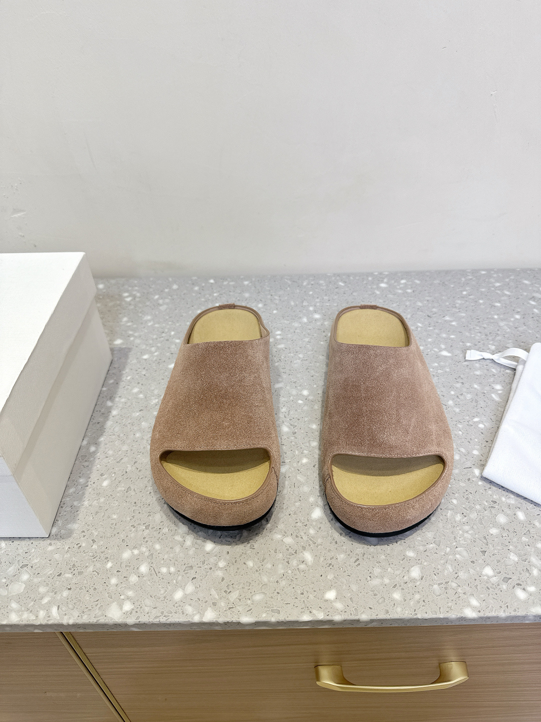 NO:255382,THE ROW Niche trendy brand 25ss spring and summer new products, Shuitai Birken Slippers, Needless to say, it is one of the most popular brands in the past two years, and almost everyone in the bloggers have a pair!  The spring season is coming, so I recommend this casual and design-oriented slipper. I feel that this lazy slipper is about to be popular!  Whether it is paired with jeans, linen leg pants or skirts, it can be very eye-catching!  A pair must be purchased!  The upper is made of original imported beef velvet, inner foot pad sheepskin, original customized rubber outsole, size 35-40 (40 custom made without return or exchange), slippers, slippers, skirts, jeans, sheepskin19860909THE ROW 小众潮牌 25ss春夏新品 水台 勃肯 拖鞋 这不用多说,是近两年最火之一的品牌,几乎博主人手一双！春天的季节就要到了,推荐这款随性又不乏设计感的拖鞋,这款懒人拖鞋我感觉即将要爆火！ 无论是配牛仔裤,亚麻腿裤还是裙子都可以很亮眼！必须入手一双！ 鞋面采用原版进口牛反绒 内里垫脚羊皮 鞋底原版定制橡胶大底 码数35-40（40订做不退换）,拖鞋,slippers,skirts,jeans,sheepskin,Women's Shoes