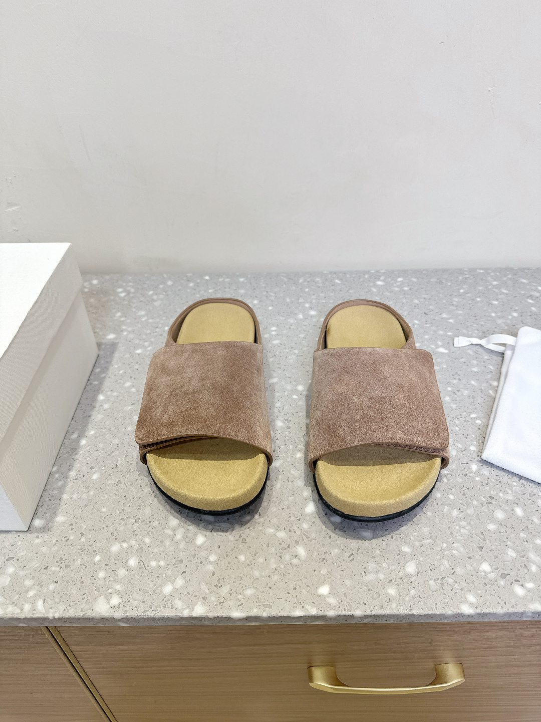 NO:255387,THE ROW Niche trendy brand 25ss Spring and Summer New Products Water Platform Velcro Birken Slippers Needless to say, it is one of the most popular brands in the past two years, and almost everyone in the bloggers have a pair!  The spring season is coming, so I recommend this casual and design-oriented slipper. I feel that this lazy slipper is about to be popular!  Whether it is paired with jeans, linen leg pants or skirts, it can be very eye-catching!  A pair must be purchased!  The upper is made of original imported beef velvet, inner foot pad sheepskin, original customized rubber outsole, size 35-40 (40 custom made without return or exchange), slippers, slippers, skirts, jeans, sheepskin19860909THE ROW 小众潮牌 25ss春夏新品 水台 魔术贴 勃肯 拖鞋 这不用多说,是近两年最火之一的品牌,几乎博主人手一双！春天的季节就要到了,推荐这款随性又不乏设计感的拖鞋,这款懒人拖鞋我感觉即将要爆火！ 无论是配牛仔裤,亚麻腿裤还是裙子都可以很亮眼！必须入手一双！ 鞋面采用原版进口牛反绒 内里垫脚羊皮 鞋底原版定制橡胶大底 码数35-40（40订做不退换）,拖鞋,slippers,skirts,jeans,sheepskin,Women's Shoes