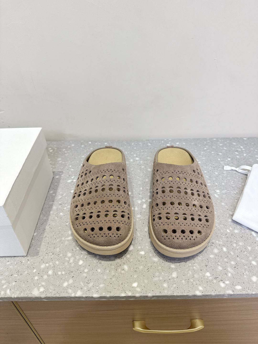 NO:255369,THE ROW Niche trendy brand 25ss spring and summer new products, Shuitai Birken Slippers, Needless to say, it is one of the most popular brands in the past two years, and almost everyone in the bloggers have a pair!  The spring season is coming, so I recommend this casual and design-oriented slipper. I feel that this lazy slipper is about to be popular. Whether it is with jeans, linen leg pants or skirts, it can be very eye-catching!  A pair must be purchased!  The upper is made of original imported beef velvet, inner foot pad sheepskin, original open mold custom rubber outsole, size 35-40 (40 custom made without return or exchange), semi-torque, slippers, skirts, jeans, sheepskin19860909THE ROW 小众潮牌 25ss春夏新品 水台 勃肯 拖鞋 这不用多说,是近两年最火之一的品牌,几乎博主人手一双！春天的季节就要到了,推荐这款随性又不乏设计感的拖鞋,这款懒人拖鞋我感觉即将要爆火 无论是配牛仔裤,亚麻腿裤还是裙子都可以很亮眼！必须入手一双！ 鞋面采用原版进口牛反绒 内里垫脚羊皮 鞋底原版开模定制橡胶大底 码数35-40（40订做不退换）,半拖,slippers,skirts,jeans,sheepskin,Women's Shoes