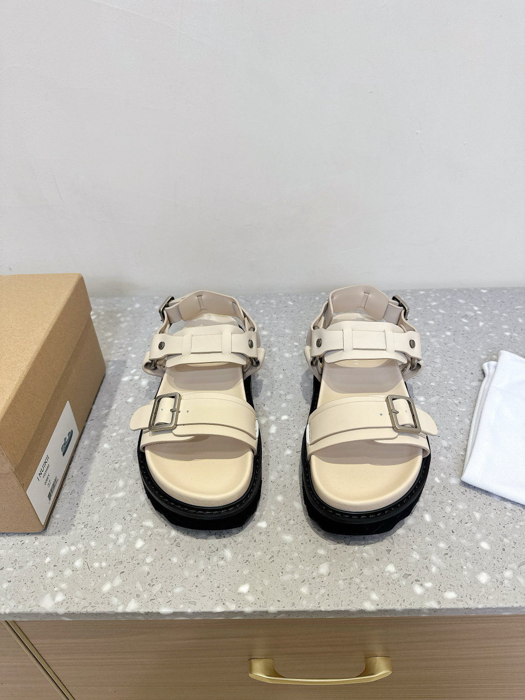 NO:255350,INUIKII niche trendy brand 25ss spring and summer new style, thick-soled water table, hardware buckle, Roman beach sandals The designer changed the new season's classic Roman sandals to be comfortable. This year's upper material was changed to imported calfskin upper, which is ergonomic footbed water table. The sheepskin-wrapped footbed is more delicate, soft and textured. The sole is made of the most comfortable tup material, soft and stop slipping and twisting. It is still a classic and beautiful style, but the comfort level has been greatly improved!  The upper is made of original imported calfskin, inner foot pad sheepskin, original sole, molded foamed rubber outsole, size 35-40 (40 custom made without return or exchange), sandals, sandals, cowhide, sheepskin19860909INUIKII 小众潮牌 25ss春夏新款 厚底水台 五金扣 罗马 沙滩 凉鞋 设计师把新一季的经典罗马凉鞋改为舒适为主,今年的鞋面材质改为了进口的小牛皮鞋面,符合人体工程学脚床水台 羊皮包裹的脚床更加的细腻柔软有质感,鞋底用的是最为舒适的tup材质,柔软止滑好曲折 依然是经典好看的款式,但是舒适度却大大的提升了很多！ 鞋面采用原版进口小牛皮 内里垫脚羊皮 鞋底原版开模发泡组合橡胶大底 码数35-40（40定做不退换）,凉鞋,sandals,cowhide,sheepskin,Women's Shoes