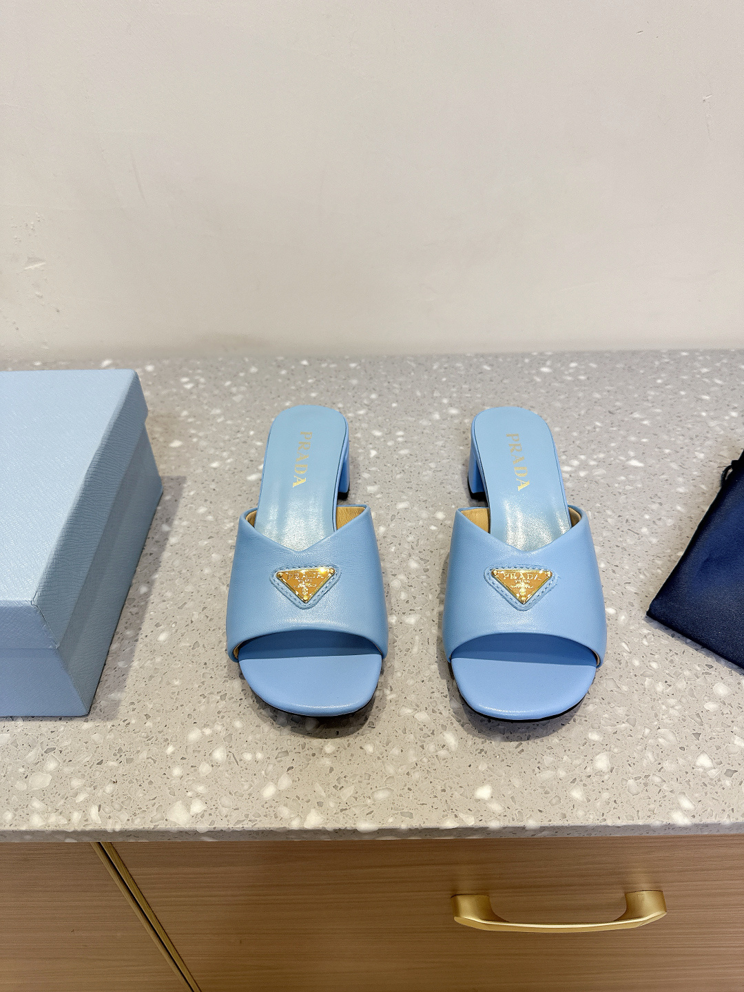 NO:255357,Prada 25ss Spring and Summer New Triangle Mark Square Toe Thick Heel Slippers This is a must-have for summer, with light and soft feet, extremely comfortable and easy to match. The upper is made of original imported cowhide, inner foot pad sheepskin, heel height 4.5cm, original custom leather outsole, size 35-40 (40 custom made), slippers, prada, prada, slippers, cowhide, sheepskin, Leather soles19860909Prada 普拉达 25ss春夏新款 三角标 方头 粗跟 拖鞋 这是夏天必入款,脚感轻盈柔软细腻 舒适度极高 随意搭配 鞋面采用原版进口牛皮 内里垫脚羊皮 跟高4.5cm 鞋底原版定制真皮大底 码数35-40（40定做）,拖鞋,prada,prada,slippers,cowhide,sheepskin,Leather soles,Women's Shoes