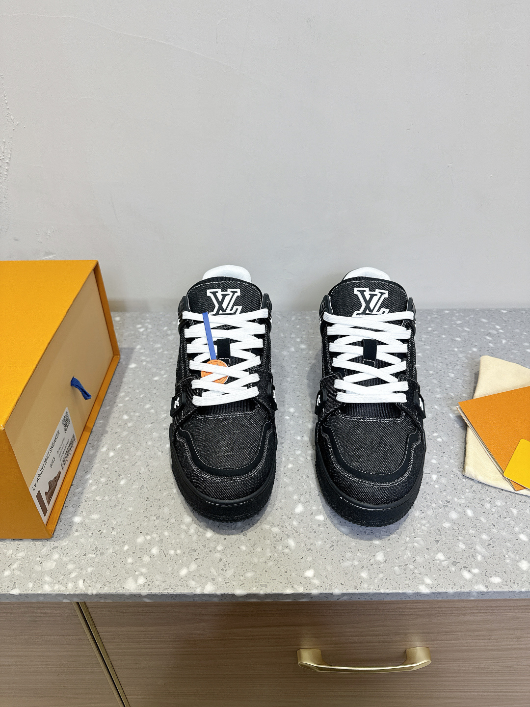 NO:255338,Louis Vuitton Couple style casual sports shoes skateboard shoes original purchase and development Made this LV Trainer sneakers are made of cowhide leather to create complex uppers, which require hours of ingenious sewing to complete. The classic configuration is from Virgil Abloh, showing the inspiration of retro basketball shoes. The delivery counter is exquisitely packaged. The original customized head layer cowhide inner footbed breathable net. Heel height 3cm. The original open mold double-color TPU combination sole. Size35-44 (female size 40, male size 45 customized without return). Casual shoes/sports shoes, louis vuitton, louis vuitton, louis vuitton, louis vuitton, sneakers, cowhide19860909Louis Vuitton 路易威登 情侣款 休闲 运动鞋 滑板鞋 原版购入开发 做货 本款LV Trainer 运动鞋选用牛皮革塑造繁复鞋面,需要数小时的匠心缝制方可完成.经典构型出自 Virgil Abloh 之手,展现复古篮球鞋的灵感启发 配送专柜精美包装 面料原版定制头层牛皮 内里垫脚透气网 跟高3cm 大底原版开模双色TPU组合大底 Size35-44（女码40,男码45定做不退换）,休闲鞋/运动鞋,louis vuitton,louis vuitton,louis vuitton,sneakers,cowhide,Women's Shoes