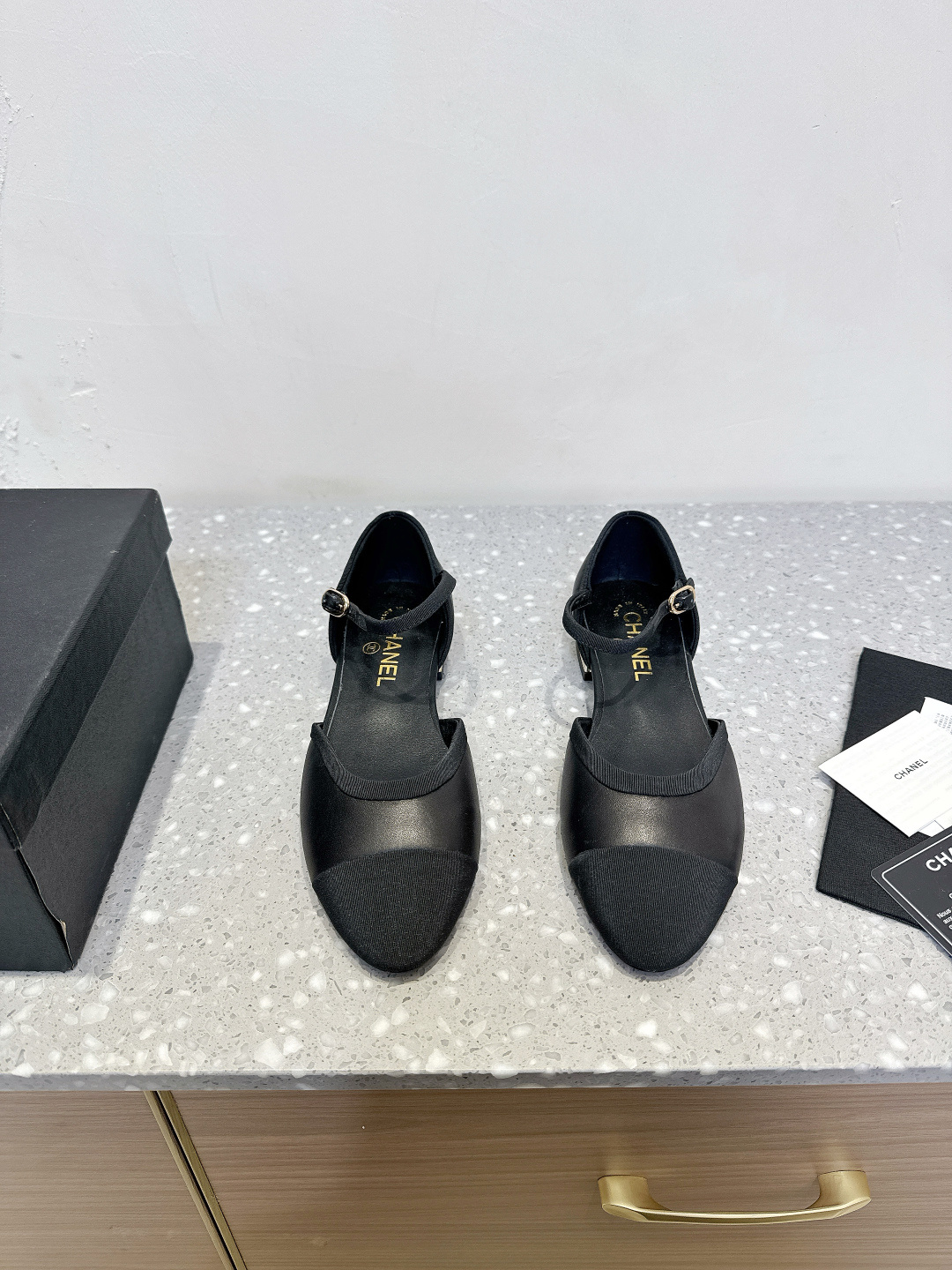 NO:255348,Chanel Xiaoxiang 25ss early spring new style, diamond pattern, thick heel Mary Jane single shoes, retro French elegance, full of high-end feel. Diamond hollow Mary Jane sandals, a pair of sandals that have been very popular recently!  The foot exposed design directly lengthens the legs!  A very white fairy style. It fully interprets French romance!  Soft and delicate, 100% comfortable foot feeling, beautiful and feminine, the fabric is made of original imported cowhide, inner foot pad sheepskin, original custom Italian leather sole Size35-39 (40 custom made without return), single shoes, chanel, sandals, mary jane, cowhide, sheepskin, Leather soles19860909Chanel 小香 25ss早春新款 菱格纹 粗跟玛丽珍 单鞋 复古法式优雅感,高级感十足 菱格中空玛丽珍凉鞋,最近很火的一双凉鞋！露脚设计直接拉长腿型！很显白的神仙款型.完全诠释法式浪漫！柔软细腻,脚感舒适度百分百,美观的同时又超显女人味, 面料采用原版进口牛皮 内里垫脚羊皮 鞋底原版定制意大利真皮大底 Size35-39（40订做不退换）,单鞋,chanel,sandals,mary jane,cowhide,sheepskin,Leather soles,Women's Shoes