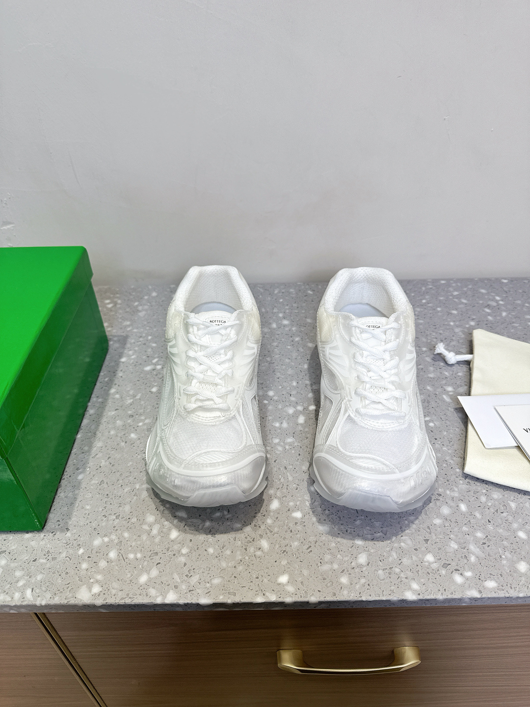 NO:255361,Bottega Veneta 25ss Spring and Summer New Style Transparent Breathable Casual Shoes Sports Shoes There is no shortage of fine sculpting of the styling design, and the selected mesh fabric echoes the brand's iconic Intreccio braiding elements to achieve a light foot feeling. It brings a new interpretation with a refined and avant-garde design, paying tribute to the personality style in the collision of functions and silhouettes, creating a style that never goes out of date. While wearing comfortably, it can also elegantly modify the foot lines, and can be freely matched with pants or skirts, and easily control a variety of daily styles. The upper is made of original imported technology fabrics, inner foot pad breathable mesh, original custom rubber outsole, size 35-39 (40 customization, no return and exchange), casual shoes/sports, bottega Veneta, bottega Veneta, bottega Veneta, sneakers, skirts19860909Bottega Veneta 葆蝶家 25ss春夏新款 透明 透气 休闲鞋 运动鞋 不乏造型设计的精细雕琢,搭配甄选网纱面料呼应品牌标志性 Intreccio 编织元素,以此实现轻盈的脚感. 以精致前卫的设计带来全新的演绎,在功能与廓形的碰撞中致敬个性风采、打造永不过时的造型风格. 穿着舒适的同时,还可以优雅修饰足部线条,更能自由搭配裤装或裙装,轻松驾驭多种日常风格 鞋面采用原版进口科技面料 内里垫脚透气网 鞋底原版定制橡胶大底 码数35-39（40定制不退换）,休闲鞋/运动鞋,bottega veneta,bottega veneta,sneakers,skirts,Women's Shoes