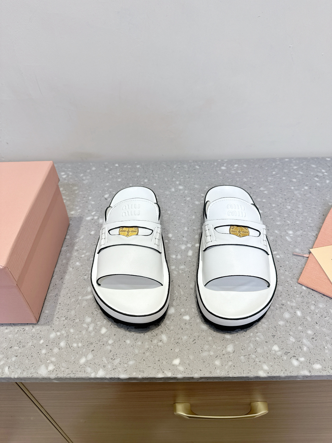 NO:255333,Miu Miu Miu 25ss spring and summer new style gold coin beach slippers nowadays Miu is more fragrant, but Miu's home is more delicate, rubber sole is more practical, three-dimensional effect. Metal letters are rich in contrasting color effect, sheepskin milk is super soft and glutinous, Velcro design is easy to put on and take off, can be adjusted according to the foot shape, thick sole waterproof and height-enhancing machine The upper is made of original imported cowhide inner foot pad sheepskin original customized open mold non-slip sole Size35-40 (40 custom made without return or exchange), slippers, miumiu, slippers, cowhide, sheepskin19860909Miu Miu 缪缪 25ss春夏新款 金币沙滩拖鞋 现在的miu怎么也香里香气的了,但是miu家的更秀气,橡胶大底更实用,三维立体效果 金属字母微标富有撞色效果,羊皮奶呼呼超级软糯,魔术贴设计方便穿脱,可根据脚型调节,厚底防水增高小心机 鞋面采用原版进口牛皮 内里垫脚羊皮 大底原版定制开模防滑大底 Size35-40（40订做不退换）,拖鞋,miumiu,slippers,cowhide,sheepskin,Women's Shoes