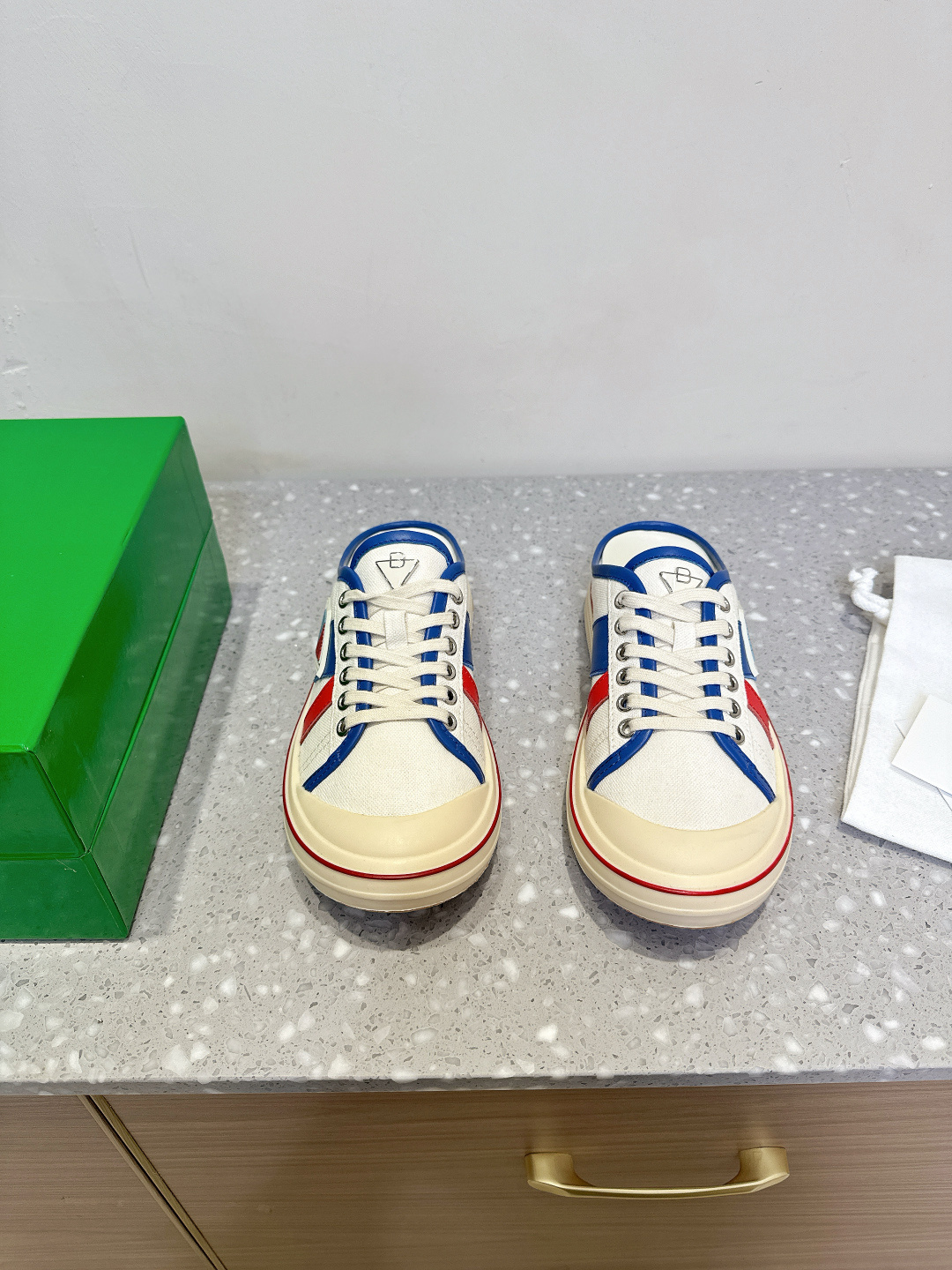 NO:255328,Bottega Veneta BV 25ss early spring new style retro Eliot old money style semi-torque brand new Eliot is inspired by retro basket design, childlike colors are youthful and energetic! The same style for men and women, you can wear couple shoes. The whole is breathable and comfortable, the surface is light, and the upper is spliced ​​with soft and luxurious sheepskin inlay. The red line on each shoe is hand-painted, which is more tasteful and attitude! Original custom high-density canvas/cowhide, inner foot pad breathable canvas, sole thick 3cm, sole original open mold-on-slip TPU material Size35-39 (40 customization, no return or exchange), casual shoes/sports half-torque, bottega veneta, bottega veneta, bottega veneta, sneakers, cowhide, sheepskin19860909Bottega Veneta BV 25ss早春新款 复古Eliot老钱风 半拖 全新的 Eliot 以复古篮为设计灵感,童趣 的色彩焕发青春活力!男女同款,可以做情侣鞋穿着哦 整个透气舒适,面自重轻盈,鞋帮 拼接处以柔软奢华的羊皮镶嵌包裹 每只鞋边的红线均为手工绘画,更具品味与态度喔! 面料原版定制高密度帆布/牛皮 内里垫脚透气帆布 底厚3cm 鞋底原版开模防滑TPU材质 Size35-39（40定制不退换）,休闲鞋/运动鞋半拖,bottega veneta,bottega veneta,sneakers,cowhide,sheepskin,Women's Shoes